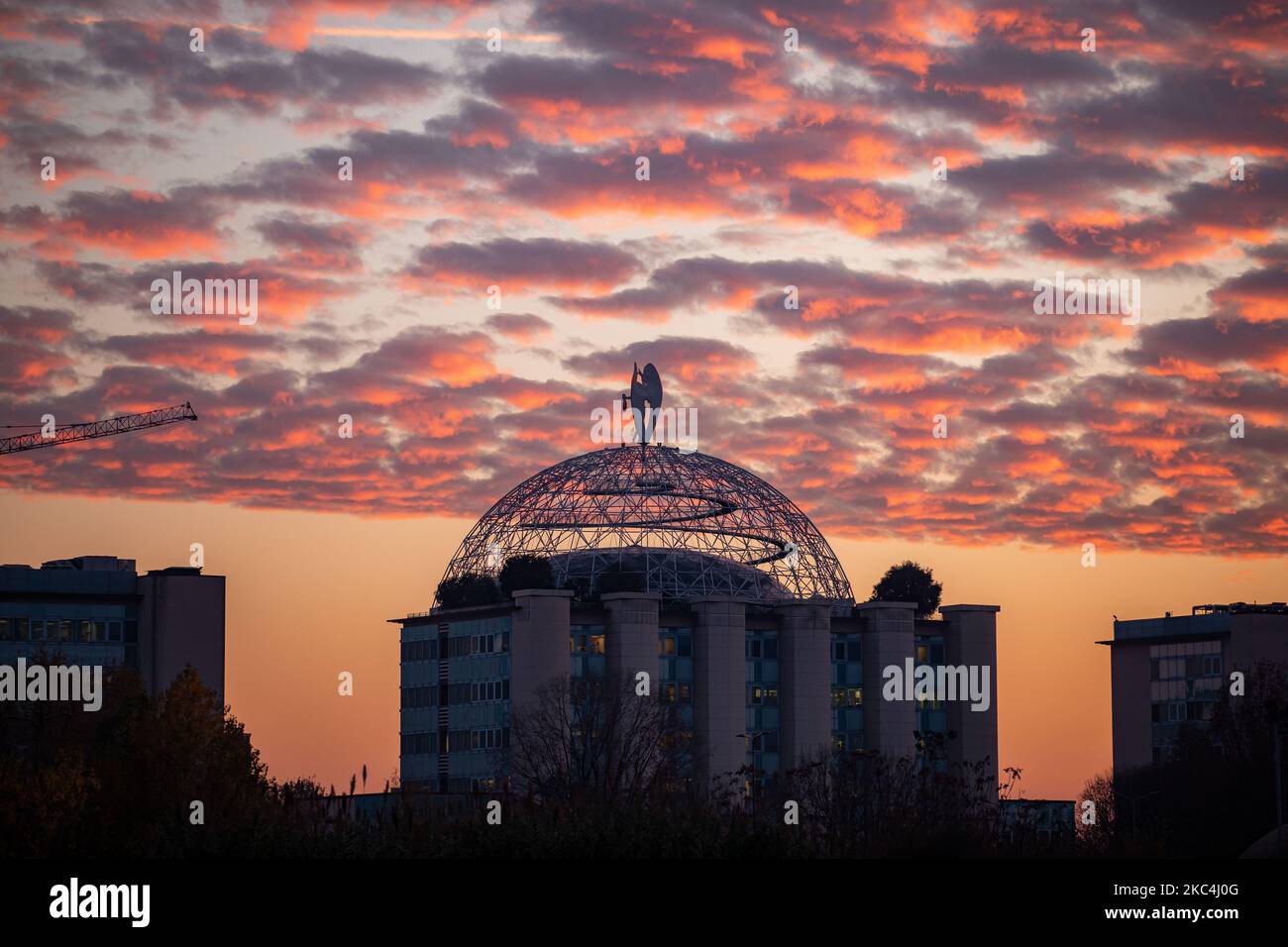 Sonnenuntergang über dem Krankenhaus San Rafaele am 23. November 2020 in Mailand, Italien. (Foto von Alessandro Bremec/NurPhoto) Stockfoto