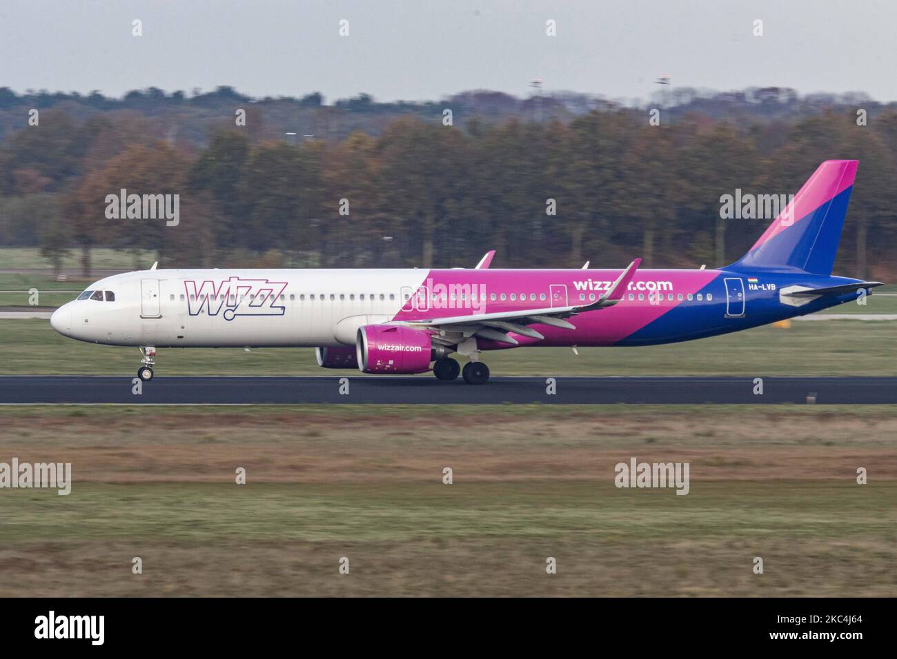 Wizz Air Airbus A321neo-Flugzeuge, wie sie vom internationalen Flughafen Eindhoven IN den Niederlanden starten und Rollen. Das neue moderne und fortschrittliche Flugzeug verfügt über 239 Sitze in einer neuen Konfiguration, es ist die NEO-Version New Engine Option von Airbus mit geringerem Kraftstoffverbrauch und CO2 Emissionen, mit der Zulassung HA-LVB und wird von 2x PW-Düsenmotoren angetrieben. Wizzair ist eine extrem günstige Fluggesellschaft mit Hauptsitz in Budapest, Ungarn. Der weltweite Personenverkehr ging während der Coronavirus-Covid-19-Pandemie zurück, wobei die Industrie ums Überleben kämpfte. Eindhoven, Niederlande Stockfoto