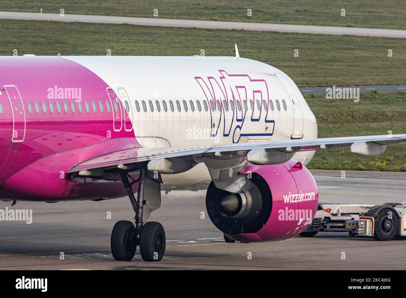 Wizz Air Airbus A321neo-Flugzeuge, wie sie vom internationalen Flughafen Eindhoven IN den Niederlanden starten und Rollen. Das neue moderne und fortschrittliche Flugzeug verfügt über 239 Sitze in einer neuen Konfiguration, es ist die NEO-Version New Engine Option von Airbus mit geringerem Kraftstoffverbrauch und CO2 Emissionen, mit der Zulassung HA-LVB und wird von 2x PW-Düsenmotoren angetrieben. Wizzair ist eine extrem günstige Fluggesellschaft mit Hauptsitz in Budapest, Ungarn. Der weltweite Personenverkehr ging während der Coronavirus-Covid-19-Pandemie zurück, wobei die Industrie ums Überleben kämpfte. Eindhoven, Niederlande Stockfoto