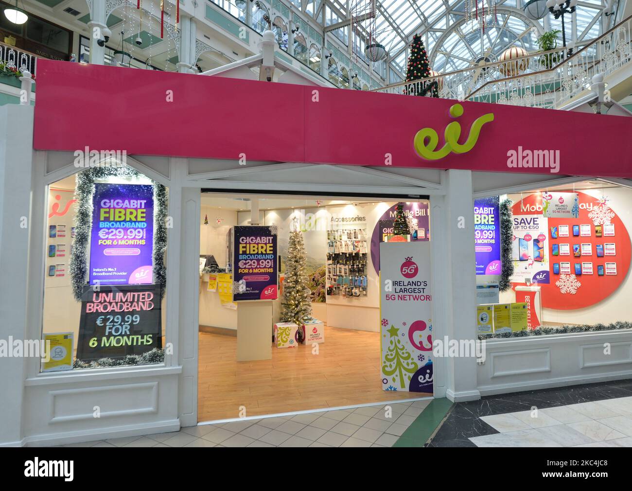 Ein leerer Eir-Laden im Stephen's Green Shopping Center während der Sperre auf Level 5. Am Dienstag, den 24. November 2020, in Dublin, Irland. (Foto von Artur Widak/NurPhoto) Stockfoto