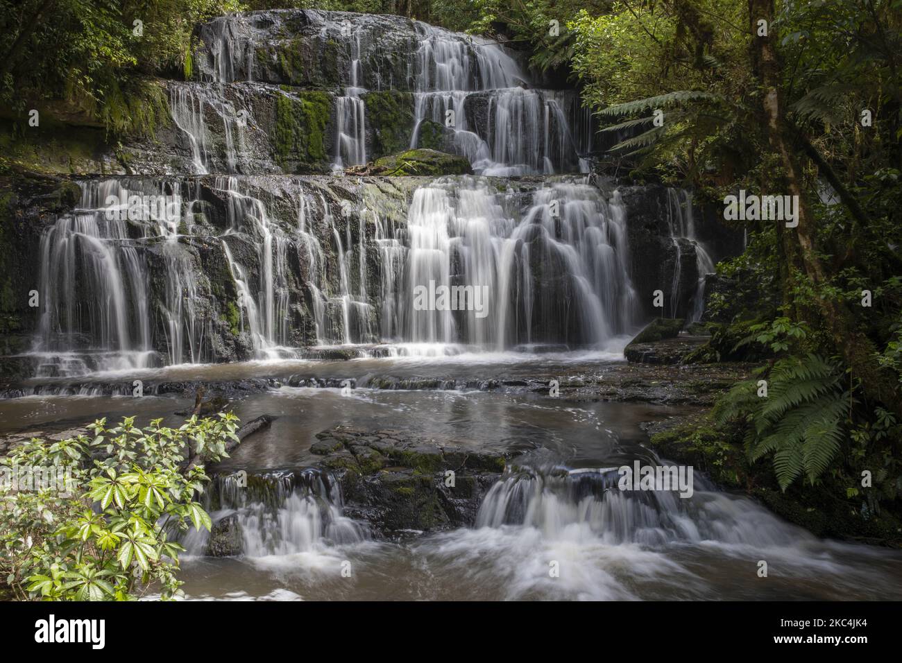 Blick auf theÂ Purakaunui FallsÂ im Catlins Forest parkÂ in CatlinÂ in der Region Otago auf der Südinsel New ZealandÂ onÂ 25. November 2020. (Foto von Sanka Vidanagama/NurPhoto) Stockfoto