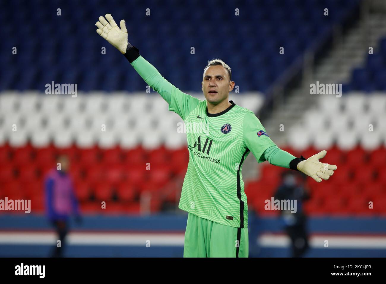 Paris Saint-Germain's Keylor Navas während des UEFA Champions League-Fußballspiels der Gruppe H in der zweiten Liga zwischen Paris Saint-Germain (PSG) und RB Leipzig am 24. November 2020 im Stadion Parc des Princes in Paris. (Foto von Mehdi Taamallah/NurPhoto) Stockfoto