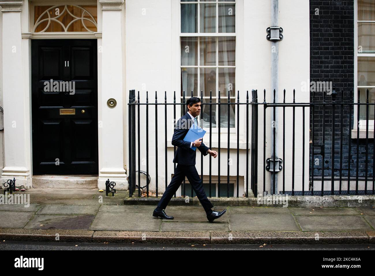 Der Schatzkanzler Rishi Sunak, Abgeordneter der Konservativen Partei für Richmond (Yorks), verlässt die Downing Street 11, um am 25. November 2020 die einjährige Überprüfung der Ausgaben des Finanzministeriums im Unterhaus in London, England, bekannt zu geben. Die Überprüfung umfasst ein 4,3 Milliarden Pfund schweres Investitionspaket zur Schaffung von Arbeitsplätzen, wobei alle Entscheidungen über Steuererhöhungen und Ausgabenkürzungen verschoben werden, bis das Land sich weiter von der Krise des Coronavirus entfernt hat, die in diesem Jahr die öffentlichen Finanzen verbraucht hat. (Foto von David Cliff/NurPhoto) Stockfoto