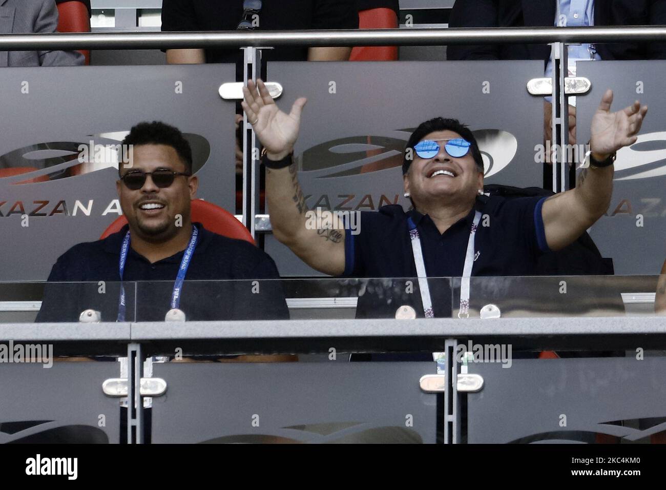 Ronaldo (L) und Diego Maradona während der FIFA Fußball-Weltmeisterschaft Russland im Jahr 16 zwischen Frankreich und Argentinien am 30. Juni 2018 2018 in der Kazan Arena in Kazan, Russland. (Foto von Mehdi Taamallah/NurPhoto) Stockfoto