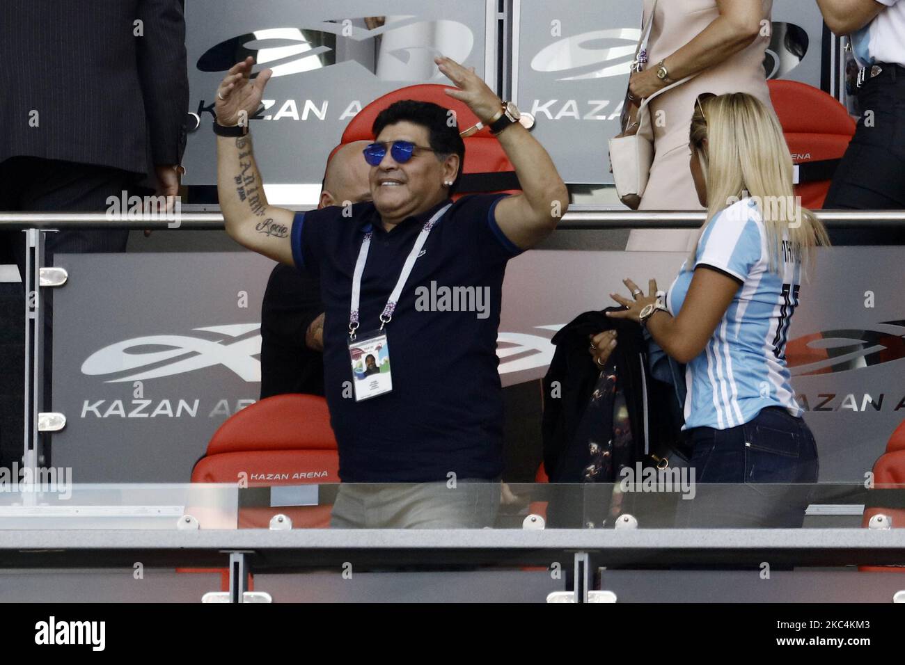 Diego Maradona und Rocio Oliva während des FIFA World Cup Russia Round of 16-Spiels 2018 zwischen Frankreich und Argentinien in der Kazan Arena am 30. Juni 2018 in Kazan, Russland. (Foto von Mehdi Taamallah/NurPhoto) Stockfoto