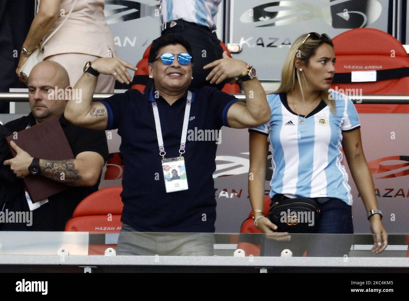 Diego Maradona und Rocio Oliva während des FIFA World Cup Russia Round of 16-Spiels 2018 zwischen Frankreich und Argentinien in der Kazan Arena am 30. Juni 2018 in Kazan, Russland. (Foto von Mehdi Taamallah/NurPhoto) Stockfoto