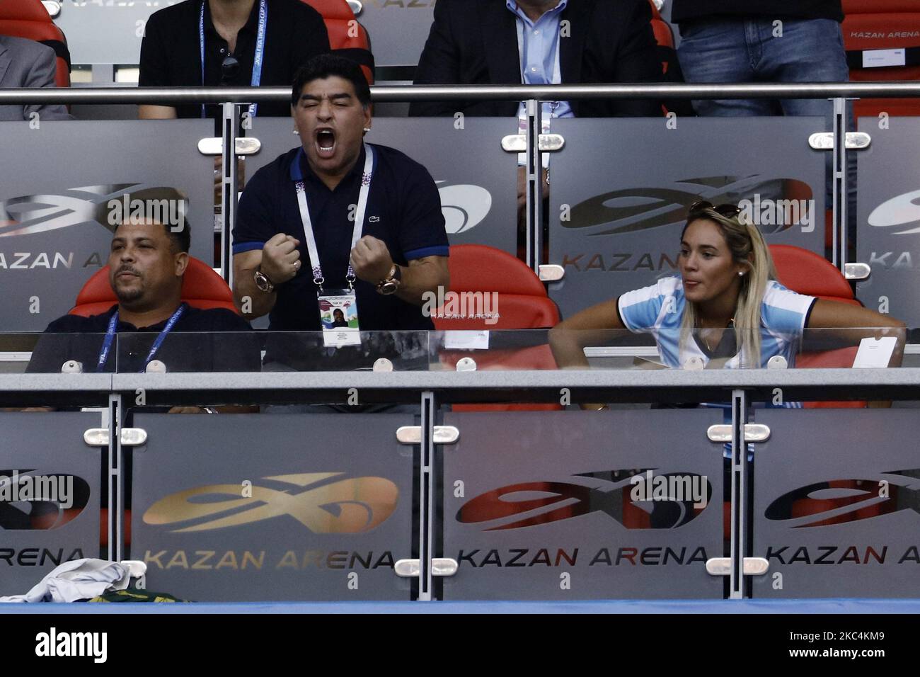 Diego Maradona und Rocio Oliva während des FIFA World Cup Russia Round of 16-Spiels 2018 zwischen Frankreich und Argentinien in der Kazan Arena am 30. Juni 2018 in Kazan, Russland. (Foto von Mehdi Taamallah/NurPhoto) Stockfoto