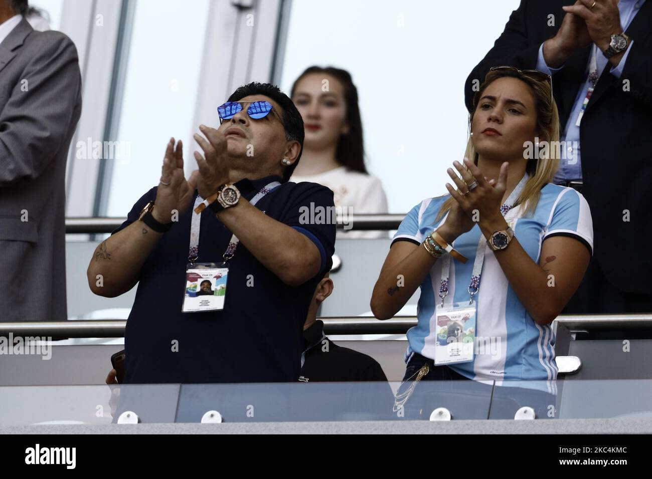 Diego Maradona und Rocio Oliva während des FIFA World Cup Russia Round of 16-Spiels 2018 zwischen Frankreich und Argentinien in der Kazan Arena am 30. Juni 2018 in Kazan, Russland. (Foto von Mehdi Taamallah/NurPhoto) Stockfoto