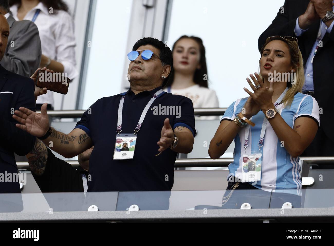 Diego Maradona und Rocio Oliva während des FIFA World Cup Russia Round of 16-Spiels 2018 zwischen Frankreich und Argentinien in der Kazan Arena am 30. Juni 2018 in Kazan, Russland. (Foto von Mehdi Taamallah/NurPhoto) Stockfoto