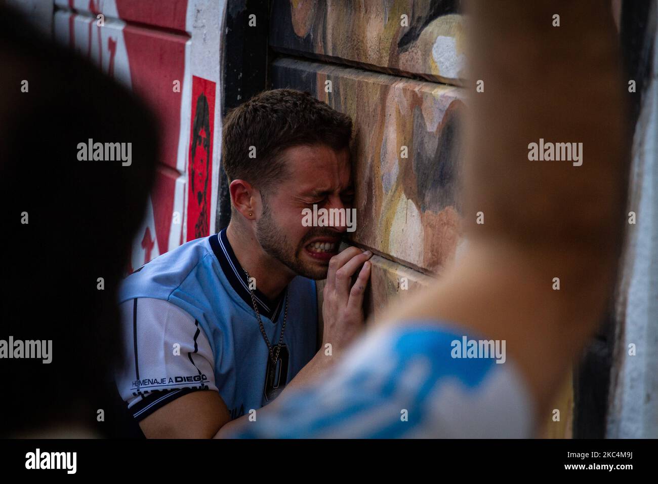 Hunderte von Menschen versammelten sich am 25. November 2020 in der Nähe des Argentinos Juniors Fußballstadions im Viertel La väterlich in Buenos Aires, einem Team, in dem Maradona seine ersten Schritte als professioneller Fußballspieler unternahm. Mit Fahnen, Blumen und Plakaten versammelten sich Nachbarn und Fans unter Tränen, um den Weltmeister von 1986 zu verabschieden. (Foto von Federico Rotter/NurPhoto) Stockfoto