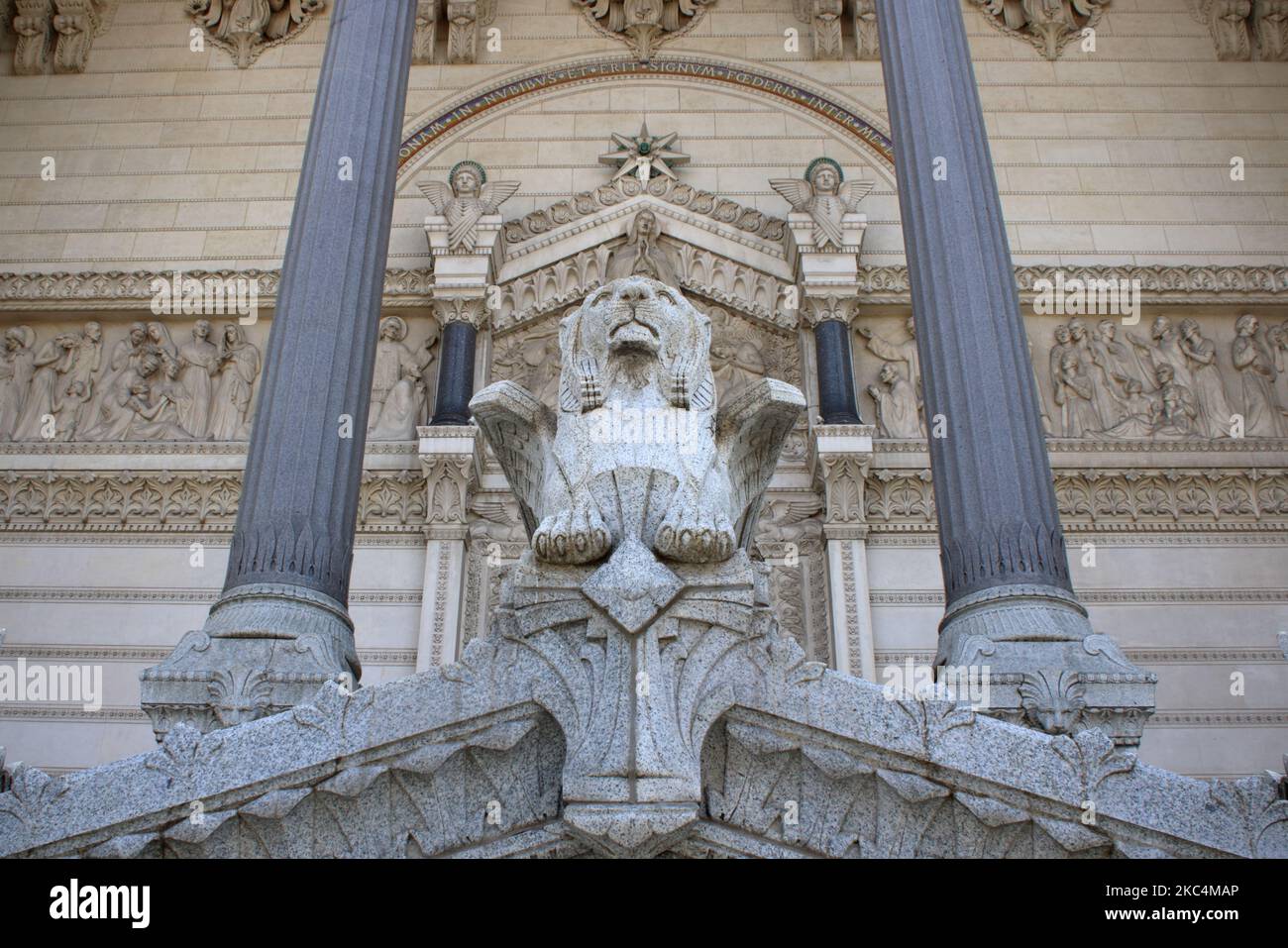 Abstrakte Ansicht des Löwen, der den Eingang zur Basilika Notre-Dame de Fourvière aus dem 19.. Jahrhundert bewacht, die sich in der Altstadt von Lyon in Frankreich befindet Stockfoto