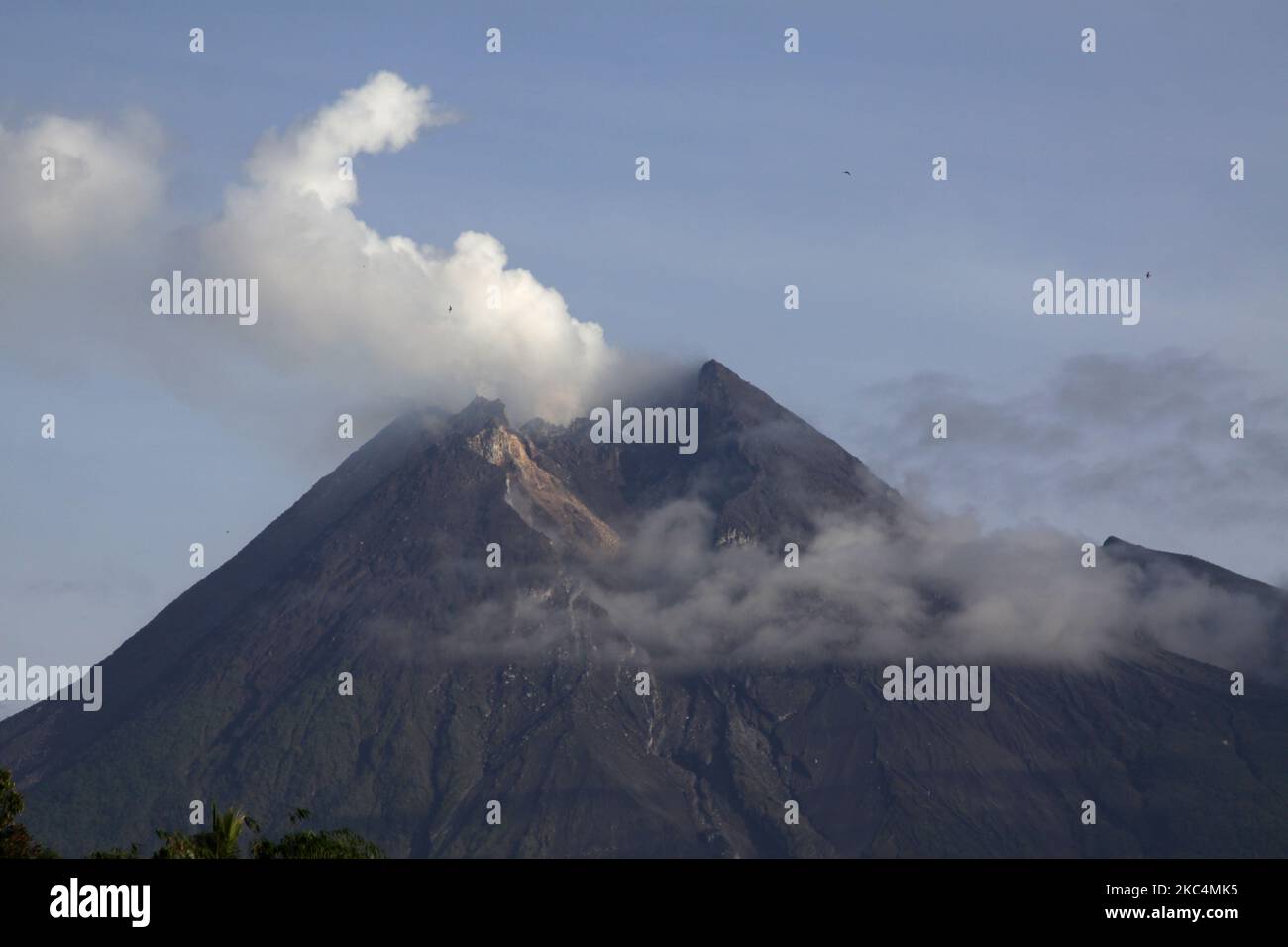 Solfatara-Rauch spuckt vom Gipfel des Merapi-Vulkans aus, gesehen von Yogyakarta, am 26. November 2020. Die Aktivität des Merapi-Vulkans wird weiter zunehmen, da die indonesische Geologische Behörde am 5. November ihren Alarmstatus auf Stufe III erhöht hat. (Foto von Aditya Irawan/NurPhoto) Stockfoto