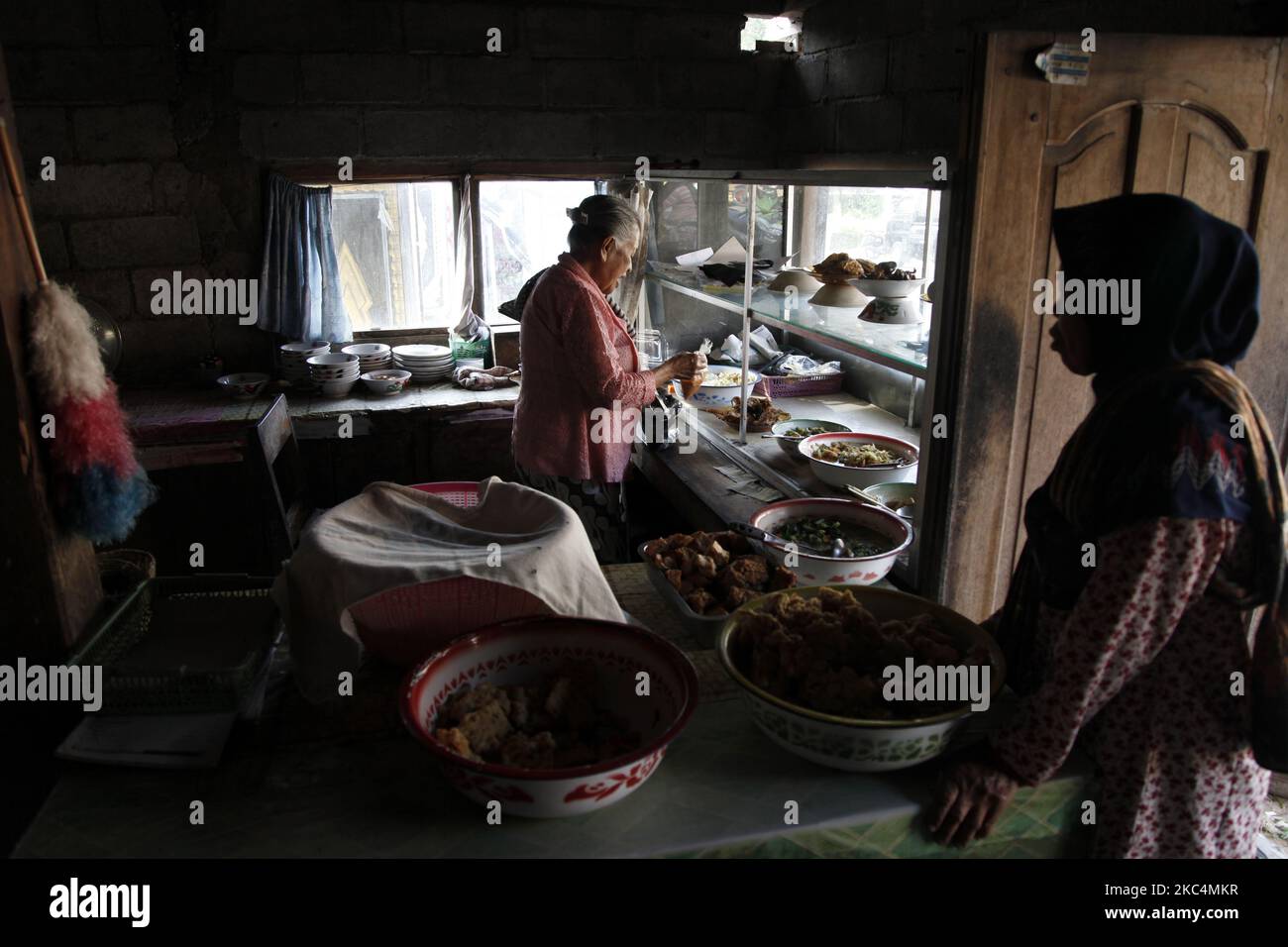 Die morgendlichen Aktivitäten der Anwohner auf dem traditionellen Butuhmarkt in der Provinz Yogyakarta, etwa 14 Kilometer vom Gipfel des Merapi-Berges entfernt, am 26. November 2020. Die Aktivität des Merapi-Vulkans wird weiter zunehmen, da die indonesische Geologische Behörde am 5. November ihren Alarmstatus auf Stufe III erhöht hat. (Foto von Aditya Irawan/NurPhoto) Stockfoto