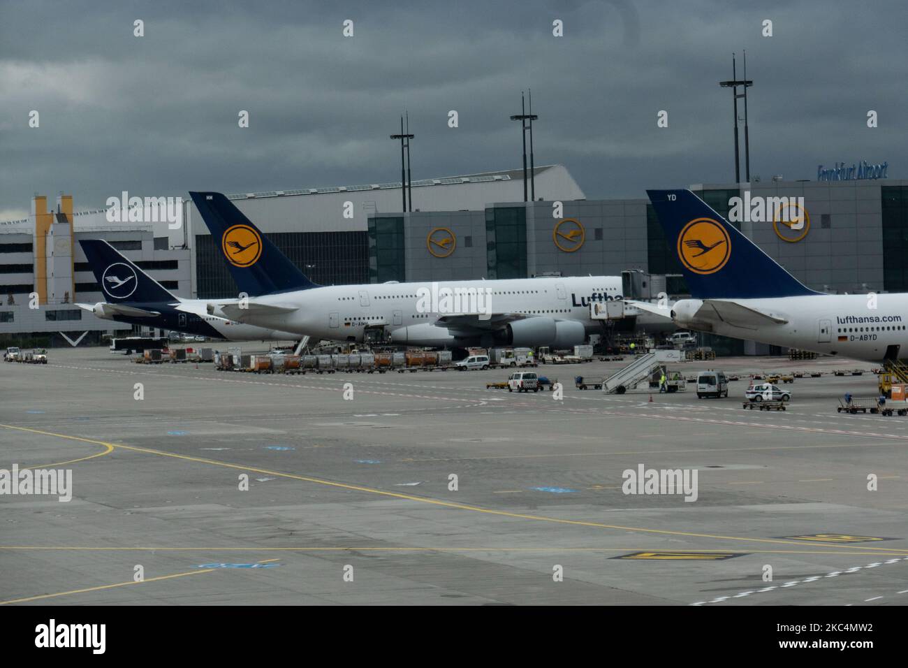 Tail Lineup, eine Reihe von Lufthansa-Flugzeugen mit dem Logo, das an den Toren des Frankfurter Flughafens FRA abgestellt ist. Der ehemalige deutsche Flaggenträger verfügt dort über die größte Drehkreuz-Basis. Die Deutsche Lufthansa AG ist die größte deutsche Airline-Fluggesellschaft, die zweitgrößte Passagierin Europa und Mitglied der Luftfahrtallianz Star Alliance. Die Marke verwendet den Kranichvögel in einem Kreis als Logo, ein Symbol, das im Laufe der Jahre kürzlich von gelb auf weiß in blau umfirmiert wurde. Der Frankfurter Flughafen ist mit 4. in Europa und 13. weltweit der verkehrsreichste Flughafen in Deutschland. Frankfurt, Deutschland am 2020. März (Phot Stockfoto