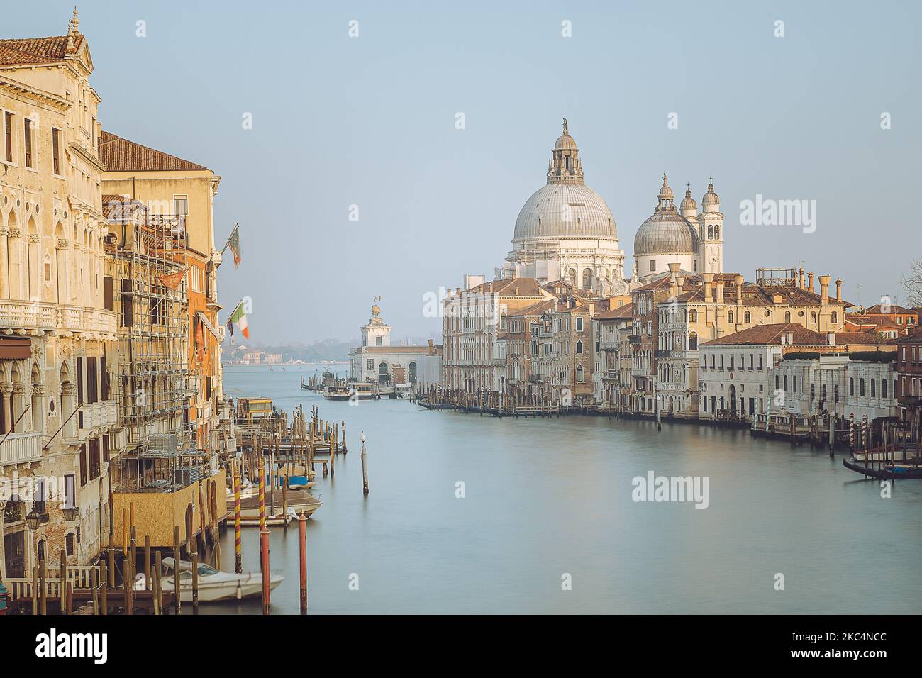 Der kristallklare Canal Grande, umgeben von alten Vintage-Gebäuden von Venedig, Italien Stockfoto