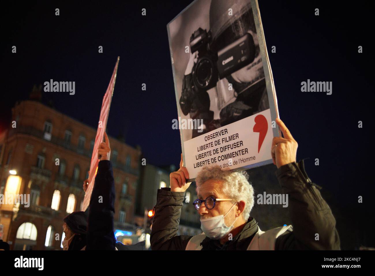 Ein Mitglied der Human Rights League zeigt ein Plakat, auf dem ein Gendarm Mobile (Militär) auf Demonstranten schießt. Tausende Demonstranten gingen auf die Straße, nachdem NGOs (Amnesty International, Human Rights League), Gewerkschaften (CGT, CNT, FO, SAF ie Union of French Lawyers), Journalistengewerkschaften (SNJ, SNJ-CGT) und politische Parteien für einen Protest gegen das so genannte „Globale Sicherheitsgesetz“, das vom französischen Präsidenten Macron und seiner Mehrheit gefördert wird. Der Gesetzentwurf zum Globalen Sicherheitsgesetz wird auch jedem verbieten, Polizeimitglieder zu fotografieren oder zu Filmen, wenn er nicht missachtet wird: Übertreter könnten verurteilt werden Stockfoto