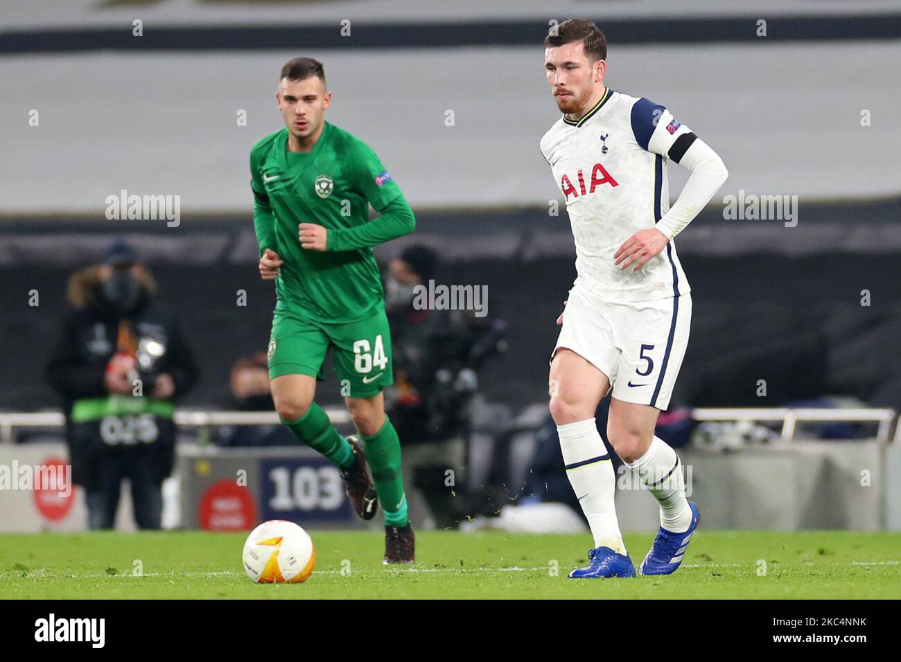 LONDON, ENGLAND. DER Verteidiger PIERRE-Emile Hojbjerg vom 26THTottenham. NOVEMBER ist am Donnerstag, dem 26.. November 2020, während des UEFA Europa League Group J-Spiels zwischen Tottenham Hotspur und PFC Ludogorets Razgrad im Tottenham Hotspur Stadium in London in Aktion. (Foto von Jon Bromley/MI News/NurPhoto) Stockfoto