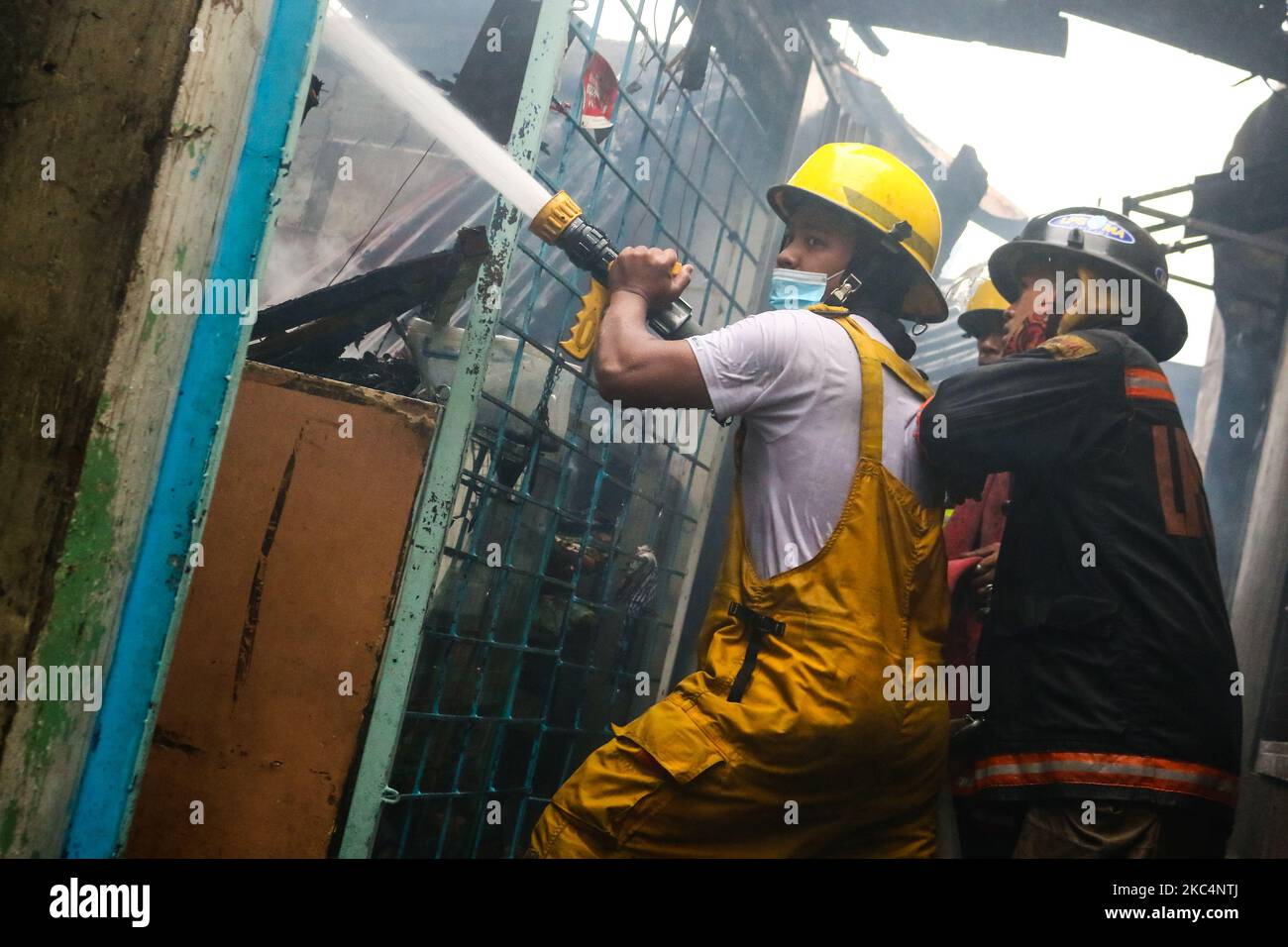 Ein Feuer erreichte 4. Alarm brach in Brgy. Sauyo, Quezon City heute Morgen, 27. November 2020. Die Beamten verkündeten, dass es ab 10:53 UHR MORGENS ausbricht. Schätzungen zufolge sind 200 Familien von dem Brand betroffen, der angeblich durch einen defekten Draht verursacht wurde. (Foto von Ryan Eduard Benaid/NurPhoto) Stockfoto