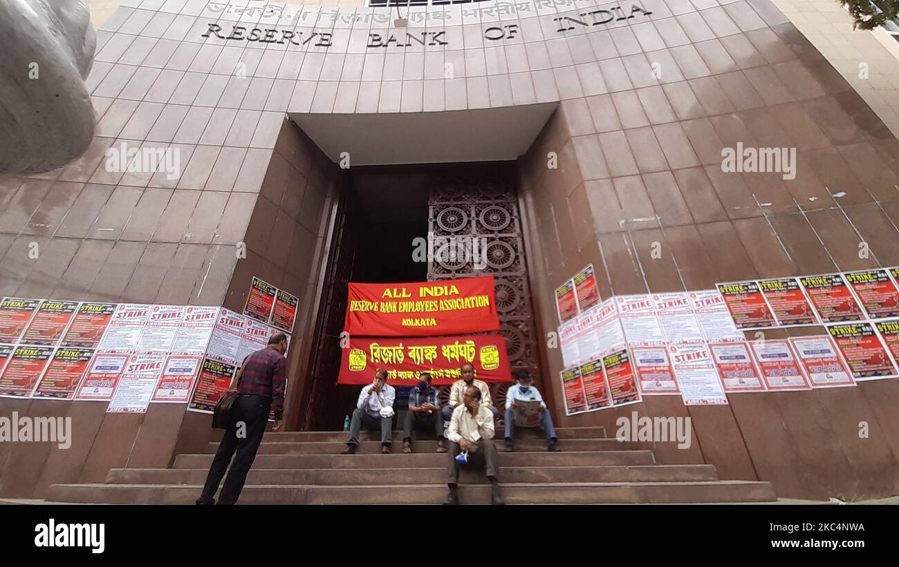 CITU-Mitglieder und Mitarbeiter der Reserve Bank of India (RBI) halten sich während eines landesweiten Streiks, der von den verschiedenen Gewerkschaften in Kalkutta, Indien, am Donnerstag, den 26. November 2020, einberufen wurde, in sozialer Distanz und sitzen am Tor und nehmen am Streik Teil. Indien hat mehr als 9 Millionen Fälle von Coronavirus, der zweite hinter den Vereinigten Staaten. (Foto von Debajyoti Chakraborty/NurPhoto) Stockfoto