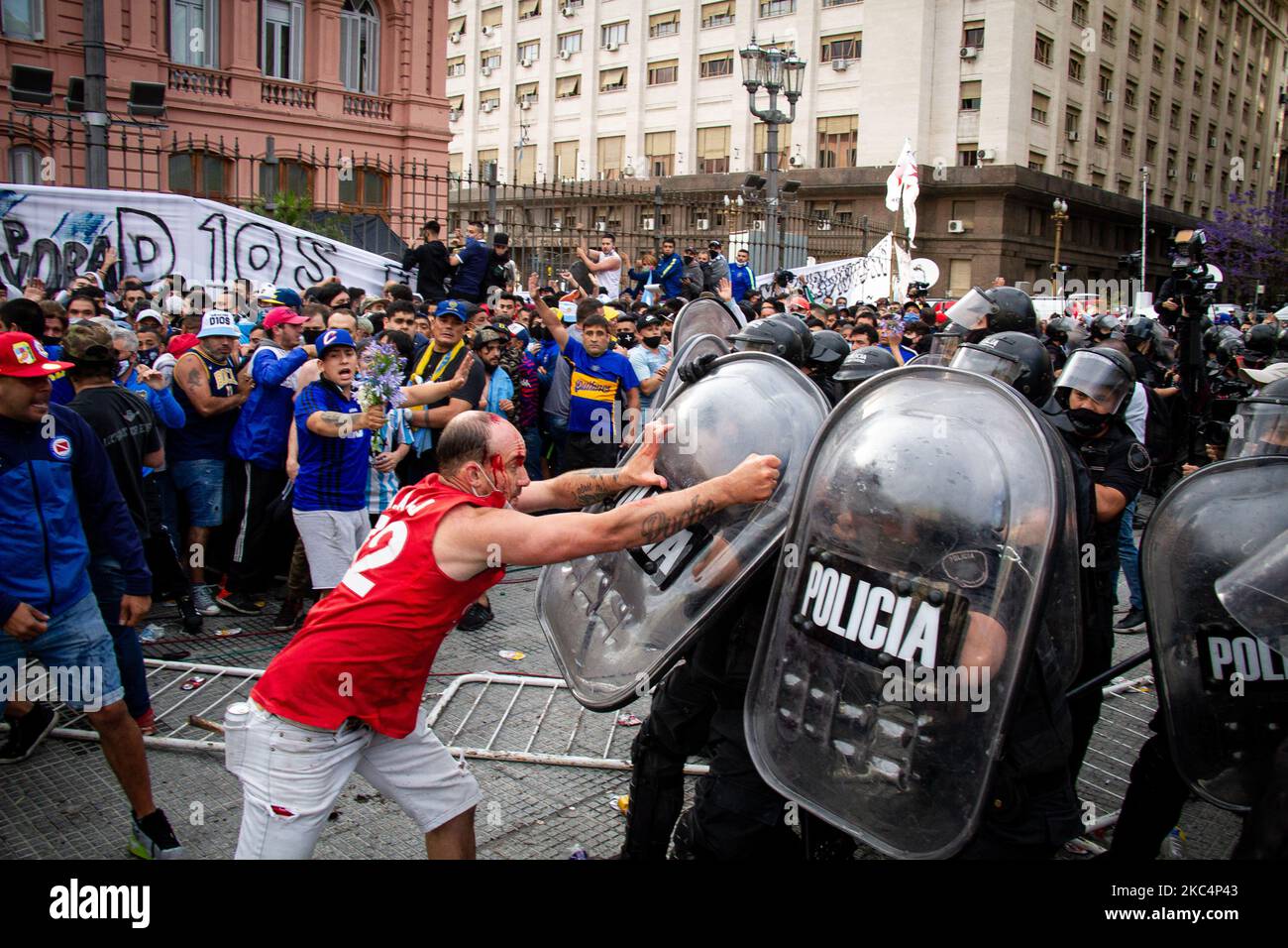 Zwischenfälle zwischen der Polizei und Sympathisanten am 26. November 2020 am Eingang des Regierungshauses in Buenos Aires, Argentinien, um Maradona zu feuern. Der argentinische Fußball-Superstar Diego Armando Maradona ist im Alter von 60 Jahren nach einem Herzstillstand gestorben. (Foto von Federico Rotter/NurPhoto) Stockfoto