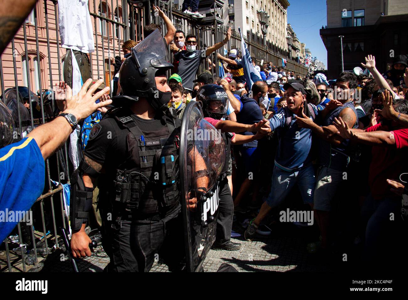 Zwischenfälle zwischen der Polizei und Sympathisanten am 26. November 2020 am Eingang des Regierungshauses in Buenos Aires, Argentinien, um Maradona zu feuern. Der argentinische Fußball-Superstar Diego Armando Maradona ist im Alter von 60 Jahren nach einem Herzstillstand gestorben. (Foto von Federico Rotter/NurPhoto) Stockfoto