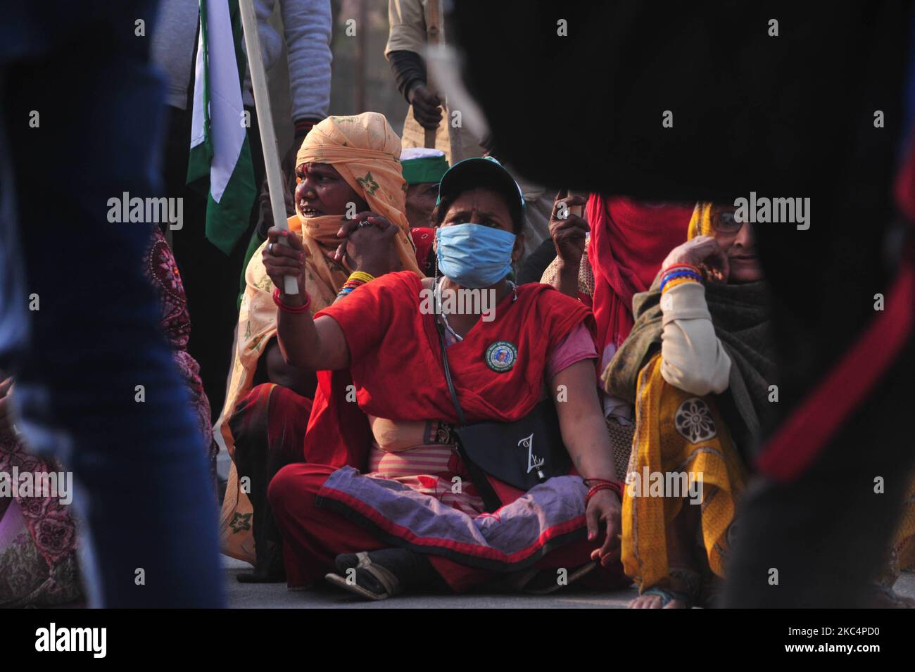 Bauern blockieren den nationalen Highway 2, um gegen die jüngsten Agrarreformen der Zentralregierung am Stadtrand von Allahabad am 27. November 2020 zu protestieren. (Foto von Ritesh Shukla/NurPhoto) Stockfoto