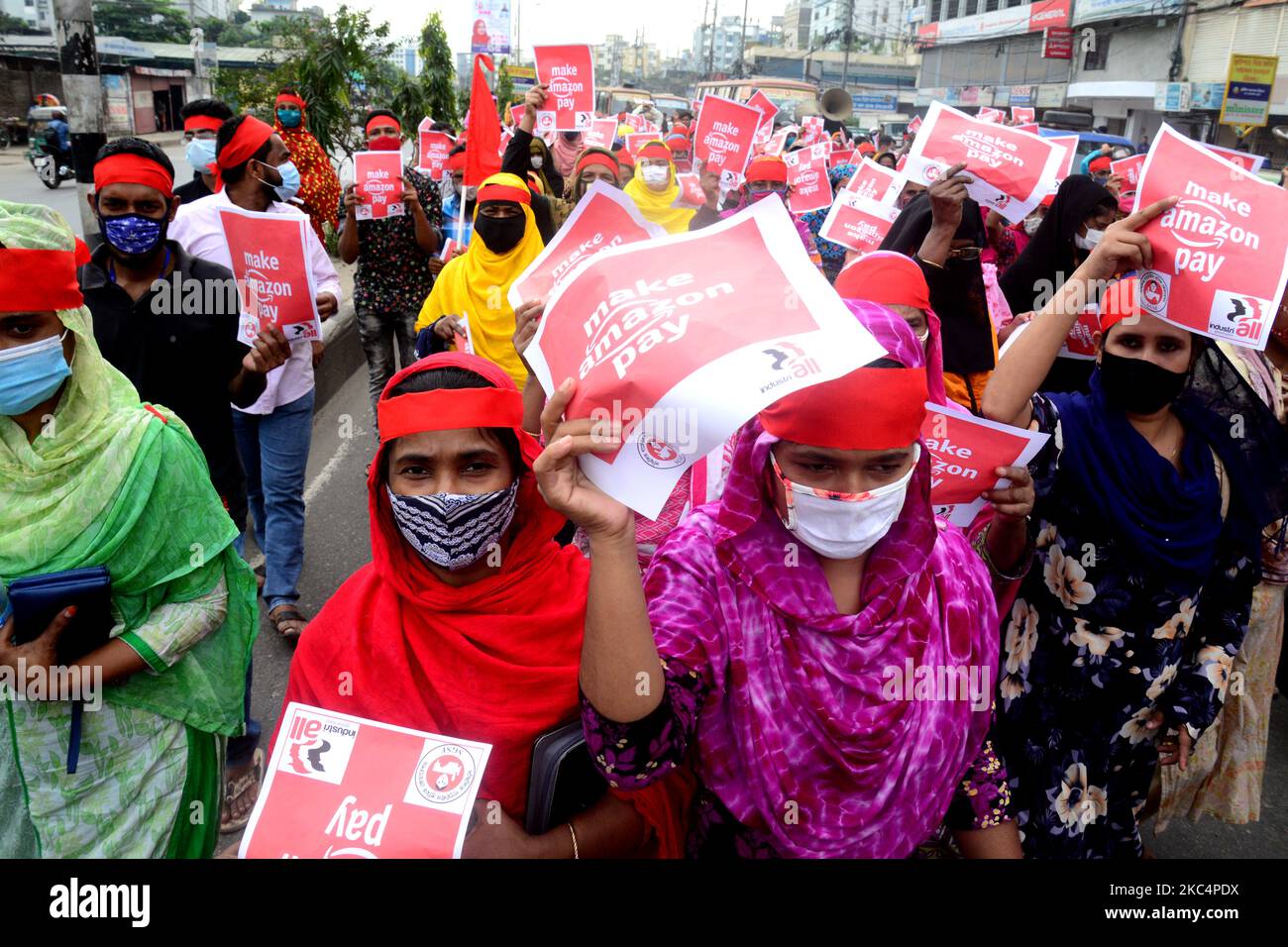 Aktivisten der Sammirito Garments Sramik Federation (Combined Garments Workers Federation) inszenieren am 27. November 2020 eine Protestprozession gegen den weltweit führenden digitalen Einzelhändler Amazon.com, der faire Löhne und Gewerkschaftsrechte für alle Amazon-Lieferkettenmitarbeiter in Dhaka, Bangladesch, fordert (Foto: Mamunur Rashid/NurPhoto) Stockfoto