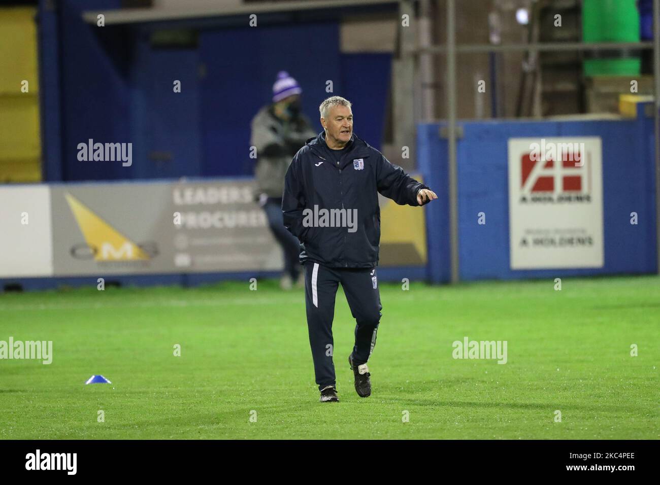 Barrow Assistant Manager Rob Kelly beim Warm-up vor dem FA-Cup-Spiel zwischen Barrow und AFC Wimbledon in der Holker Street, Barrow-in-Furness, am Donnerstag, dem 26.. November 2020. (Foto von Mark Fletcher/MI News/NurPhoto) Stockfoto