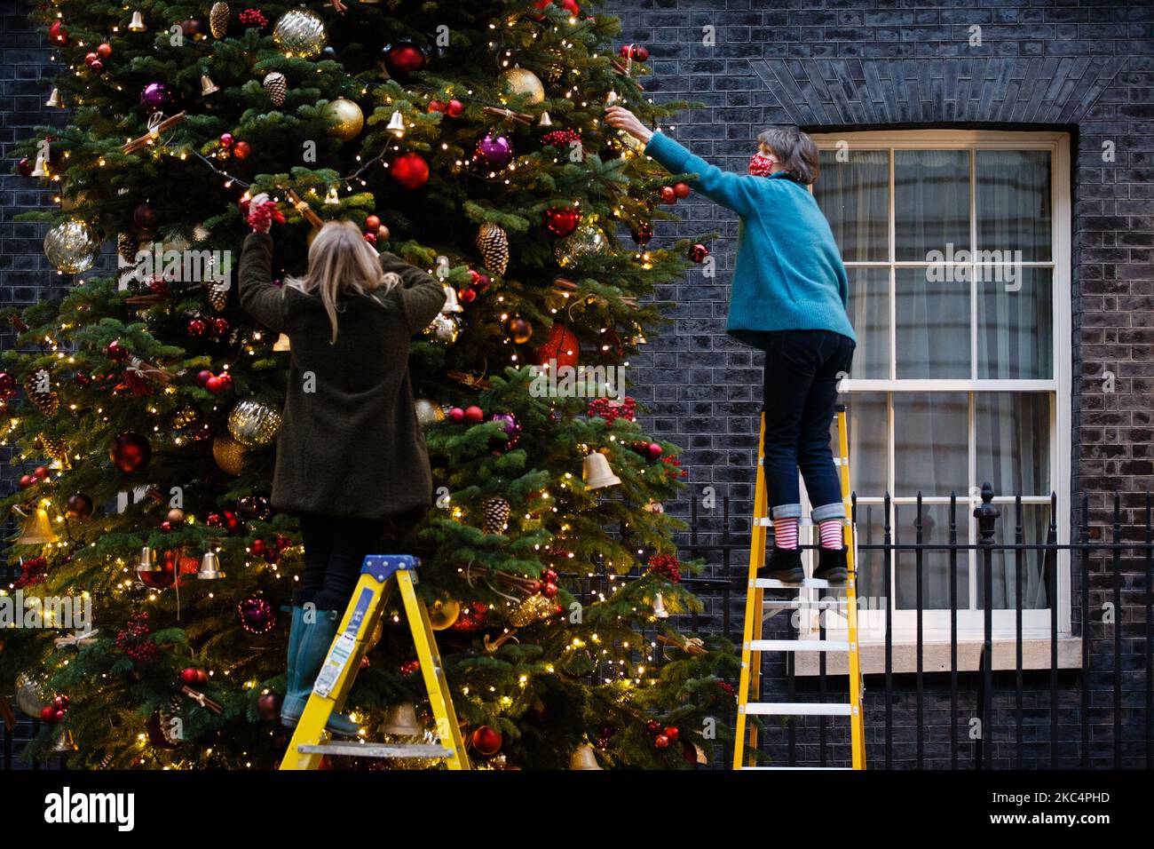 Vertreter der British Christmas Tree Growers Association (BCTGA) schmücken am 27. November 2020 den jährlichen Downing Street-Weihnachtsbaum vor der 10 Downing Street in London, England. Der Baum wurde heute Morgen für die kommende Weihnachtszeit an seinen Platz gebracht. (Foto von David Cliff/NurPhoto) Stockfoto