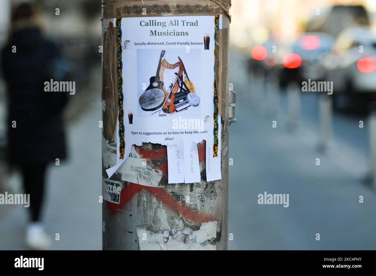 Eine Anzeige „Alle Trad-Musiker anrufen... um die Musik am Leben zu erhalten!“ Gesehen an einem Laternenpfosten im Stadtzentrum von Dublin. Am Freitag, den 27. November 2020, in Dublin, Irland. (Foto von Artur Widak/NurPhoto) Stockfoto