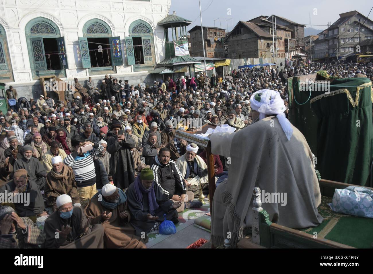Am Vorabend des urs von Scheich Abdul Qadir Jeelani in Srinagar, dem indischen Kaschmir, am 27. November 2020, beten Menschen außerhalb von Khanyar-Schirine. Abdul Qadir Jeelani war ein sunnitischer muslimischer Prediger, Asket, Mystiker, Jurist und Theologe, Wer war bekannt dafür, der namensgebende Gründer des Sufi-Ordens des Sufismus zu sein. (Foto von Muzamil Mattoo/NurPhoto) Stockfoto