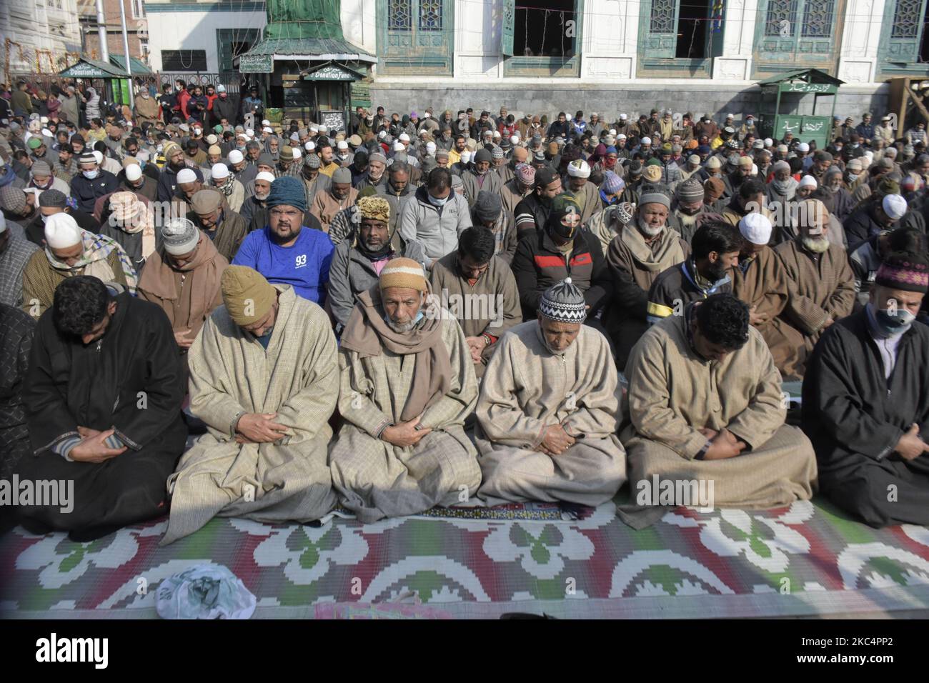 Am Vorabend des urs von Scheich Abdul Qadir Jeelani in Srinagar, dem indischen Kaschmir, am 27. November 2020, beten Menschen außerhalb von Khanyar-Schirine. Abdul Qadir Jeelani war ein sunnitischer muslimischer Prediger, Asket, Mystiker, Jurist und Theologe, Wer war bekannt dafür, der namensgebende Gründer des Sufi-Ordens des Sufismus zu sein. (Foto von Muzamil Mattoo/NurPhoto) Stockfoto