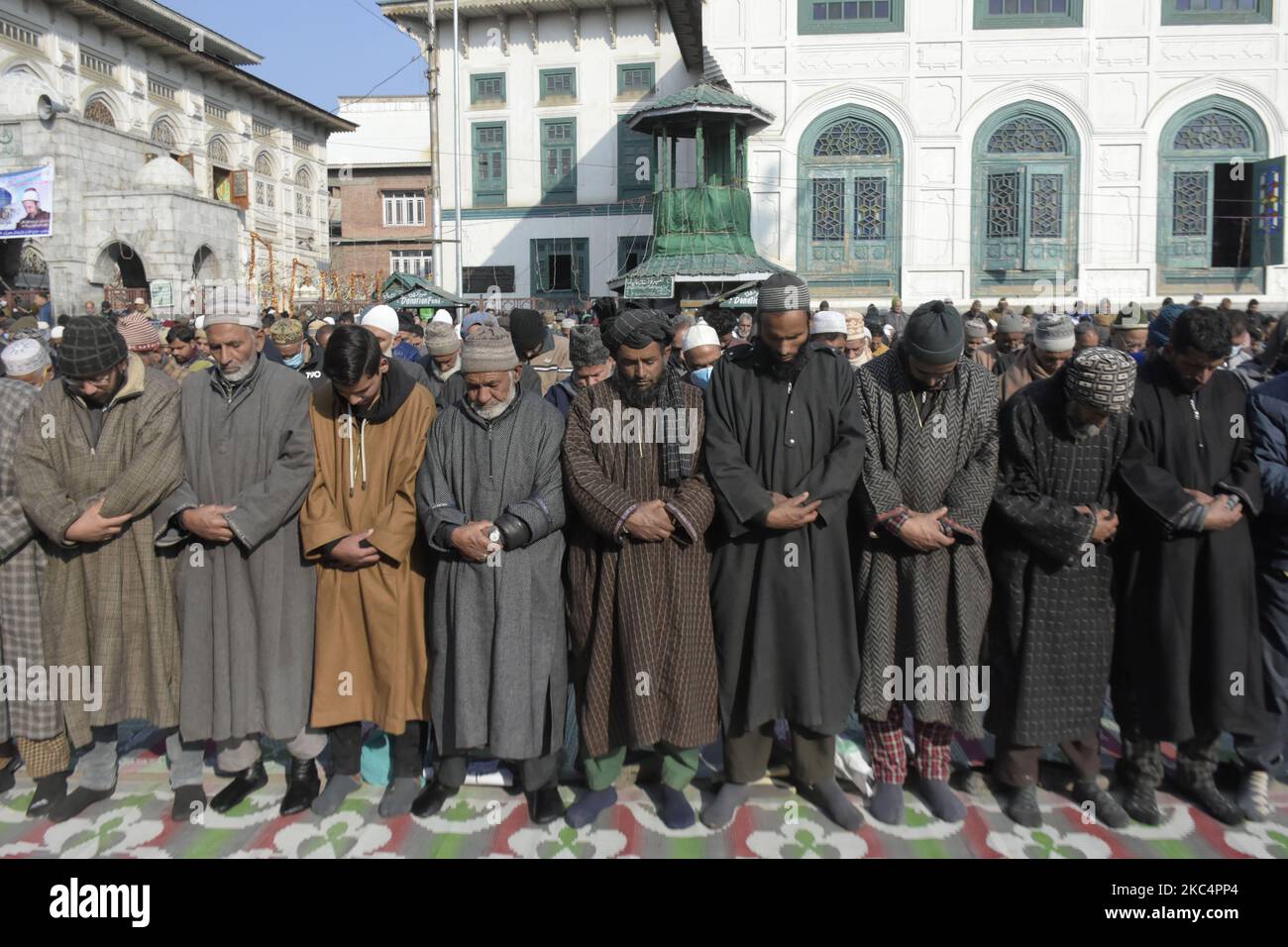Am Vorabend des urs von Scheich Abdul Qadir Jeelani in Srinagar, dem indischen Kaschmir, am 27. November 2020, beten Menschen außerhalb von Khanyar-Schirine. Abdul Qadir Jeelani war ein sunnitischer muslimischer Prediger, Asket, Mystiker, Jurist und Theologe, Wer war bekannt dafür, der namensgebende Gründer des Sufi-Ordens des Sufismus zu sein. (Foto von Muzamil Mattoo/NurPhoto) Stockfoto