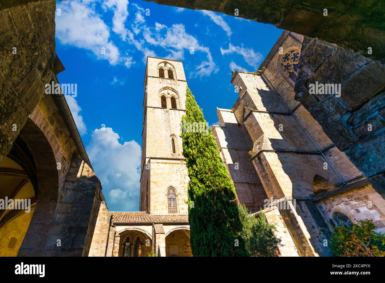 Die Kathedrale Saint-Fulcran de Lodève ist ein typisches gotisches Gebäude im Süden von Österreich Stockfoto