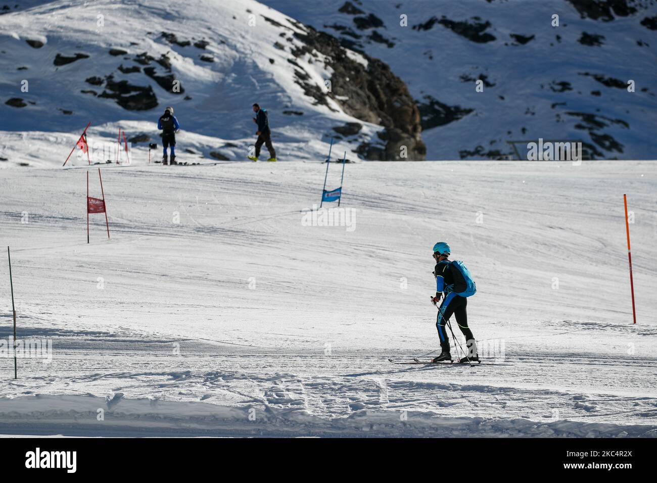 27/11/2020 Cervinia, Italien:die Nationalmannschaften der alpinen Disziplinen versammelten sich auf den Pisten, um sich auf eine sehr unsichere Saison aufgrund der Ausbreitung der Coronavirus-Pandemie vorzubereiten. Das alpine Skigebiet Cervinia ist das einzige Wintersportgebiet, das im Nordwesten Italiens für das Skikurtraining geöffnet ist. Das Plan Maison (m. 2,500 MSL. ) Pisten sind nur für die professionellen Teams vorbehalten, aber jetzt mit der Entscheidung, die Pisten während der Weihnachtsferien für Touristen geschlossen zu halten, hat das Eigentum des Skigebiets angekündigt, dass es nicht weiß, wie lange es in der Lage sein wird, mit so wenig Einkommen geöffnet zu bleiben. Das Fehlen von sno Stockfoto