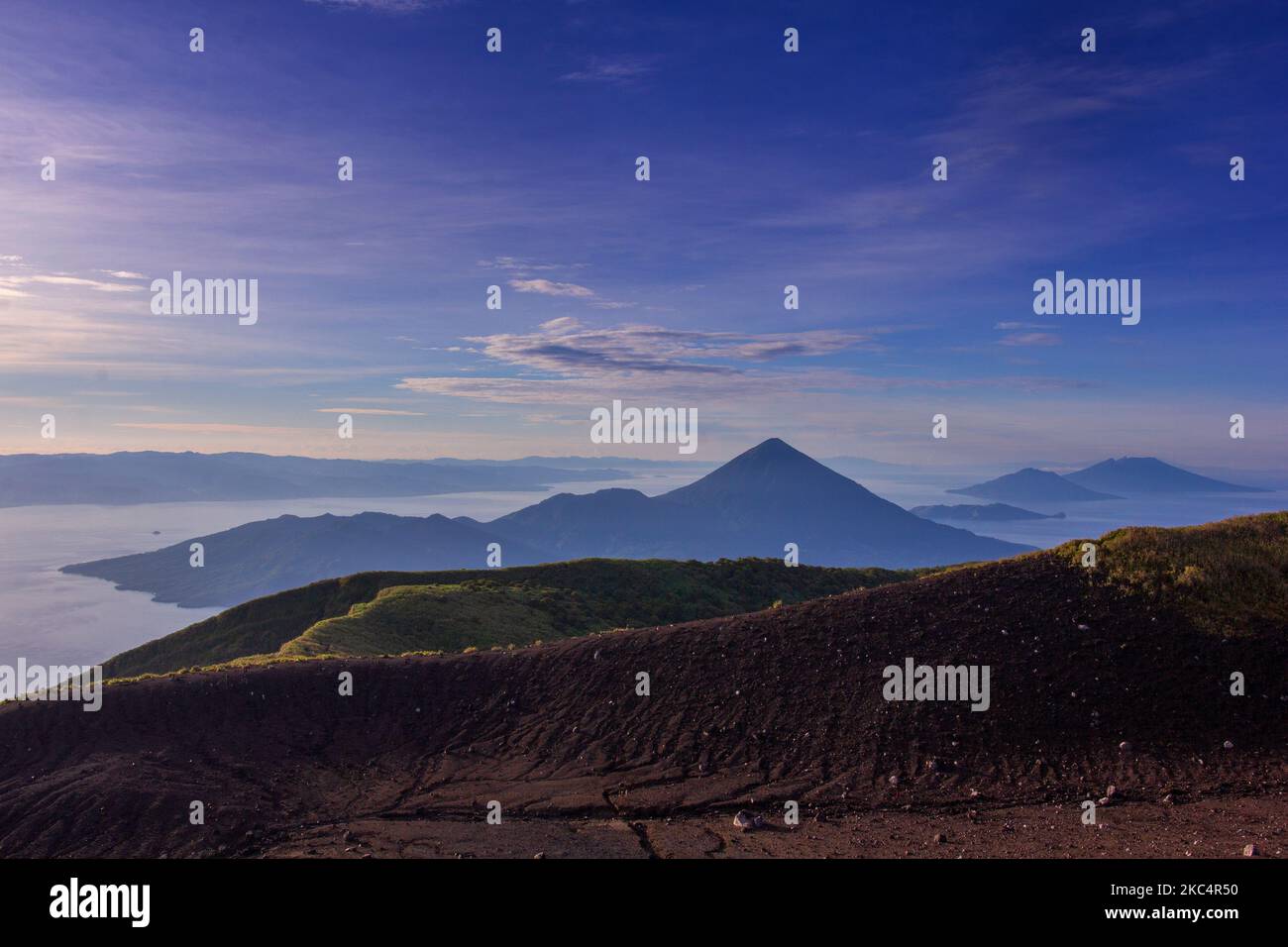 Blick auf die Inseln vom Gipfel des Mount Gamalama, Ternate, Nord-Maluku, Indonesien Stockfoto