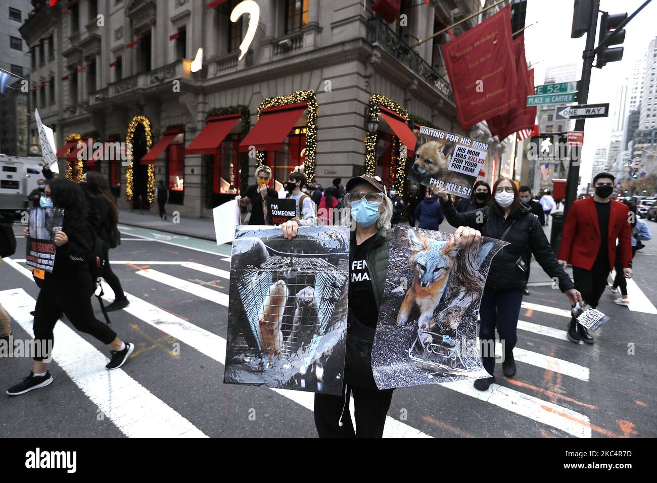 Demonstranten, die sich gegen Tierquälerei ausgesprochen haben, marschieren am 27. November 2020 in New York City, USA, mit Schildern mit Parolen auf der Fifth Avenue. Traditionell wurden am Black Friday, dem geschäftigsten Einkaufstag des Jahres, jährliche Demonstrationen abgehalten. Als Folge der Pelzfreitage sind die Pelzverkäufe in den 80ern und 90ern zurückgefahren, aber die jüngsten Modetrends haben zu einem Umsatzanstieg geführt. (Foto von John Lamparski/NurPhoto) Stockfoto