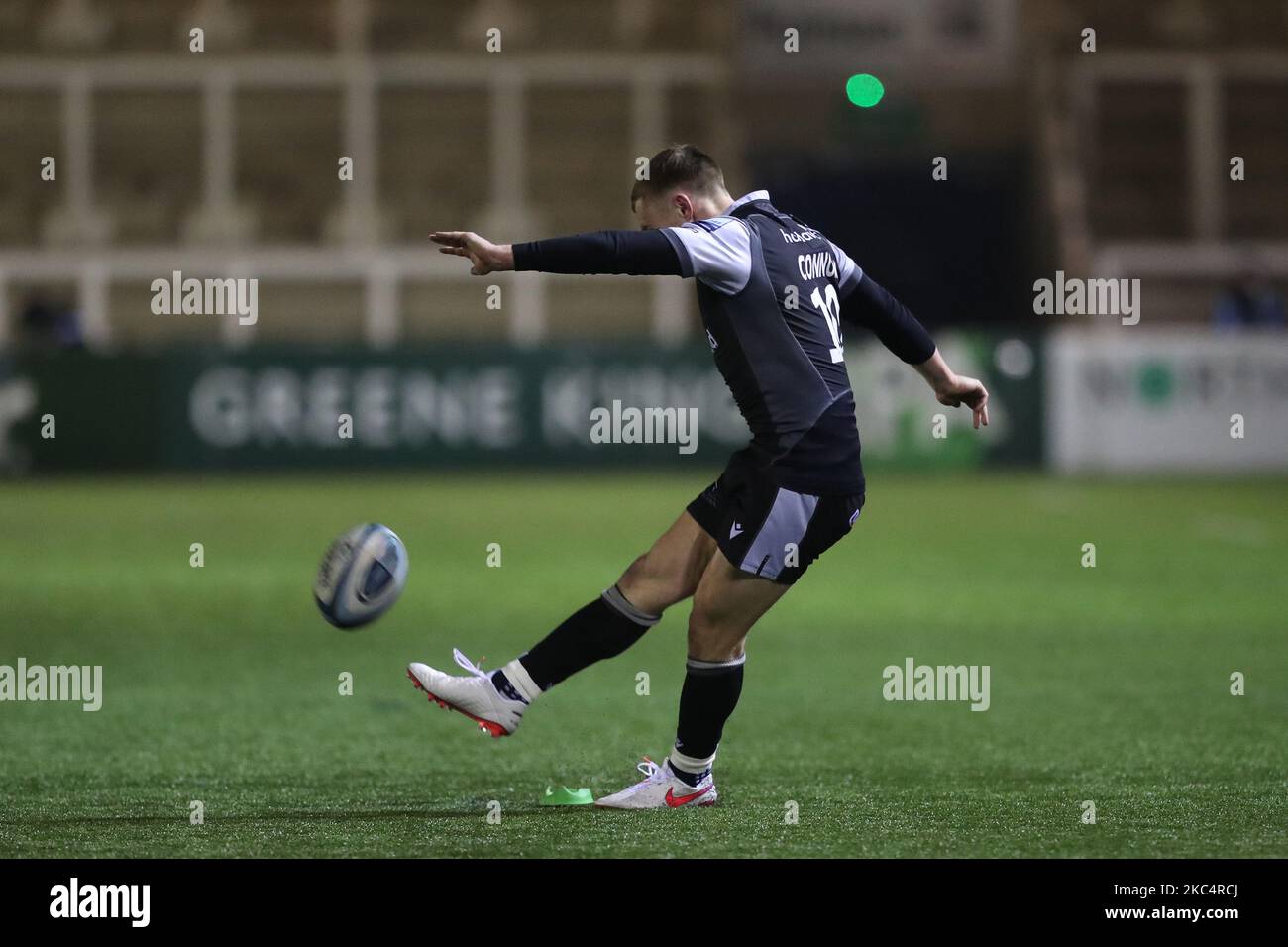 Brett Connon (Newcastle Falcons) schießt eine Strafe während des Spiels der Gallagher Premiership zwischen Newcastle Falcons und Sale Sharks im Kingston Park, Newcastle am Freitag, den 27.. November 2020. (Foto von Mark Fletcher/MI News/NurPhoto) Stockfoto