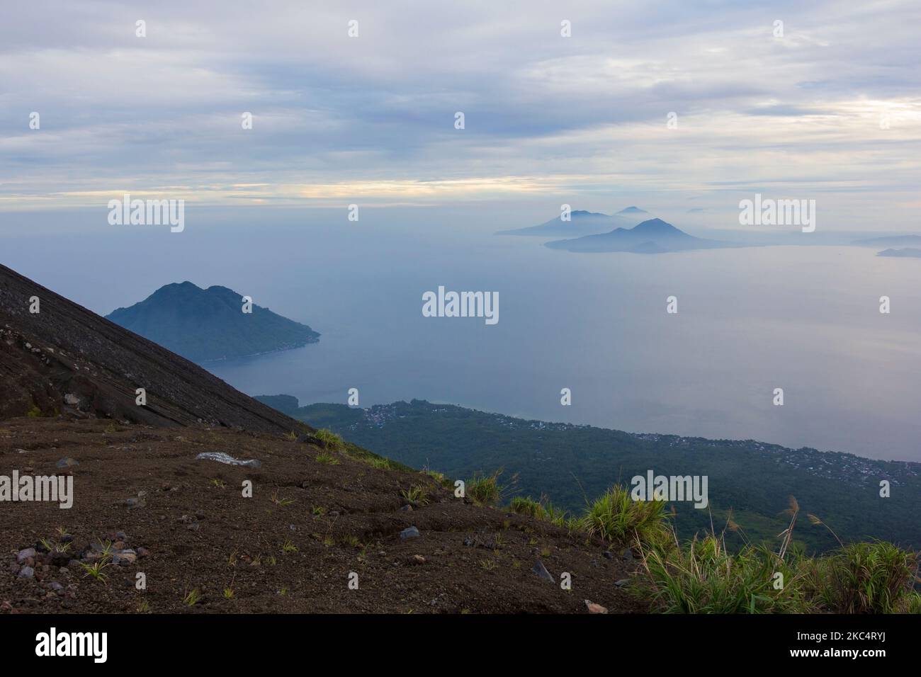 Blick auf das Halmahera-Meer, Nord-Maluku, Indonesien mit kleinen Inseln, die von der Spitze des Berges aus sichtbar sind Stockfoto