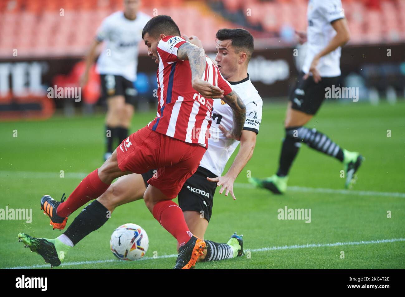 Angel Correa von Atletico de Madrid und Hugo Guillamon von Valencia CF während der La Liga Santander mach zwischen Valencia und Atletico de Madrid am 28. November 2020 im Estadio de Mestalla in Valencia, Spanien (Foto: Maria Jose Segovia/NurPhoto) Stockfoto
