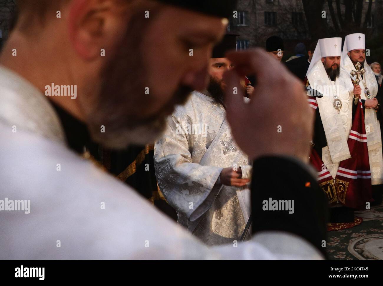 Priester verschiedener christlicher Konfessionen feiern einen Gedenkgottesdienst, während Menschen während der Trauerveranstaltung in Kiew, Ukraine, am 28. November Kerzen anzünden und Blumensträuße aus den Ohren und aus dem arrowwood zum Denkmal der großen Hungeropfer legen. 2020.die Ukraine ehrt das Gedenken an die Opfer der Hungersnöte und der Großen Hungersnot (Holodomor) von 1932 bis 1933, als 4,5 Millionen Ukrainer, darunter 600.000 ungeborene Kinder, vom sowjetischen Regime unter Joseph Stalin verhungert wurden. (Foto von Sergii Chartschenko/NurPhoto) Stockfoto