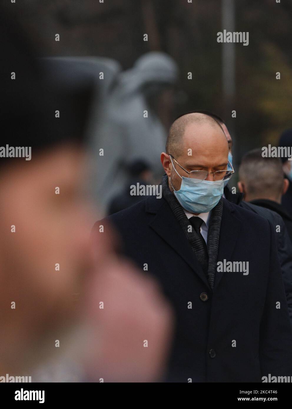 Die Menschen zündeten Kerzen an und legten Blumensträuße aus den Ohren und dem arrowwood zum Gedenken an die Opfer der großen Hungersnot während der Trauerkundgebung in Kiew, Ukraine, am 28. November 2020.die Ukraine ehrt das Gedenken an die Opfer der Hungersnöte und der Großen Hungersnot (Holodomor) von 1932 bis 1933, als 4,5 Millionen Ukrainer, Darunter 600.000 ungeborene Kinder, wurden vom sowjetischen Regime unter Joseph Stalin verhungert. (Foto von Sergii Chartschenko/NurPhoto) Stockfoto