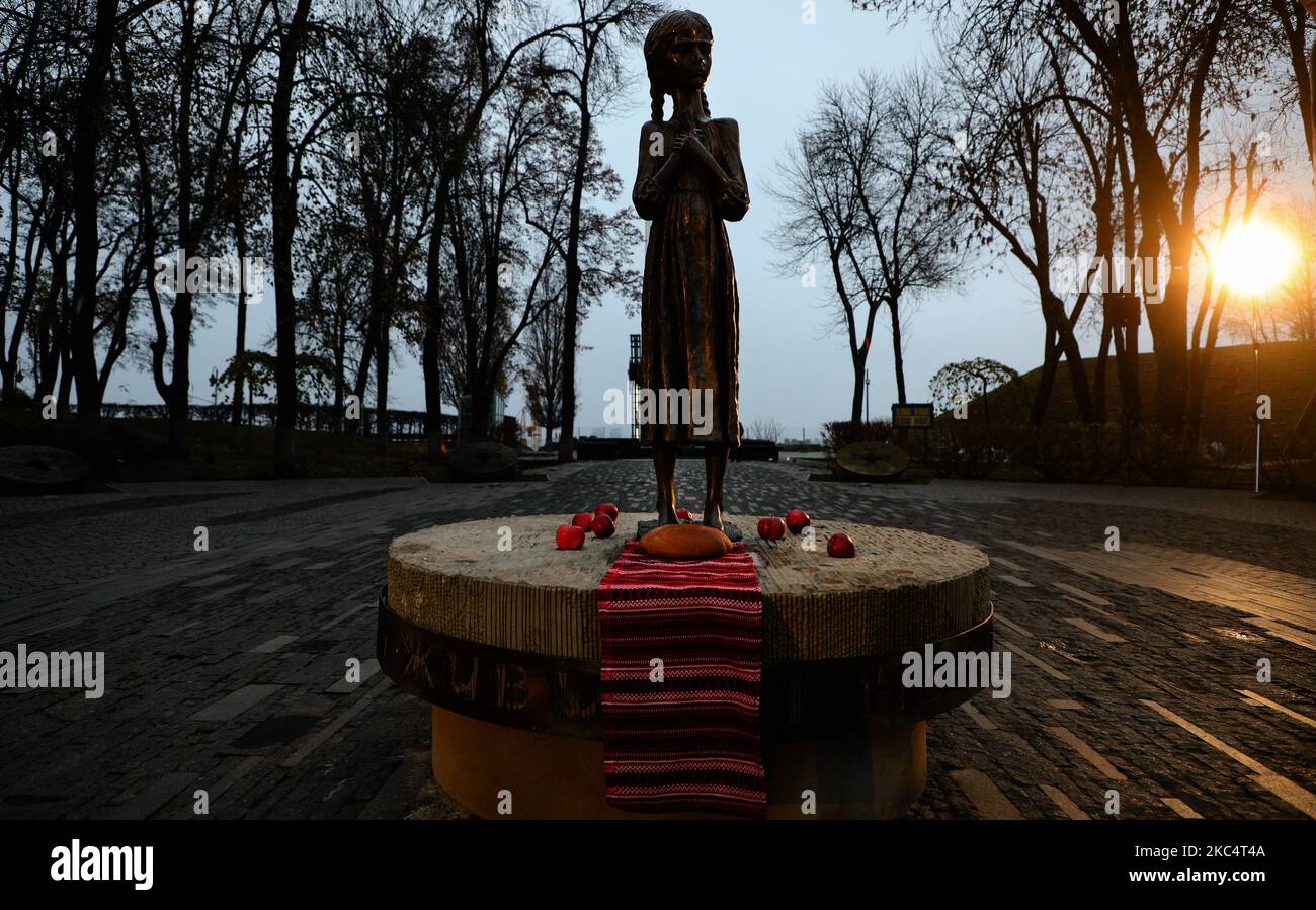 Die Menschen zündeten Kerzen an und legten Blumensträuße aus den Ohren und dem arrowwood zum Gedenken an die Opfer der großen Hungersnot während der Trauerkundgebung in Kiew, Ukraine, am 28. November 2020.die Ukraine ehrt das Gedenken an die Opfer der Hungersnöte und der Großen Hungersnot (Holodomor) von 1932 bis 1933, als 4,5 Millionen Ukrainer, Darunter 600.000 ungeborene Kinder, wurden vom sowjetischen Regime unter Joseph Stalin verhungert. (Foto von Sergii Chartschenko/NurPhoto) Stockfoto