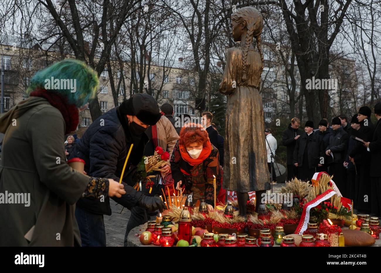 Die Menschen zündeten Kerzen an und legten Blumensträuße aus den Ohren und dem arrowwood zum Gedenken an die Opfer der großen Hungersnot während der Trauerkundgebung in Kiew, Ukraine, am 28. November 2020.die Ukraine ehrt das Gedenken an die Opfer der Hungersnöte und der Großen Hungersnot (Holodomor) von 1932 bis 1933, als 4,5 Millionen Ukrainer, Darunter 600.000 ungeborene Kinder, wurden vom sowjetischen Regime unter Joseph Stalin verhungert. (Foto von Sergii Chartschenko/NurPhoto) Stockfoto