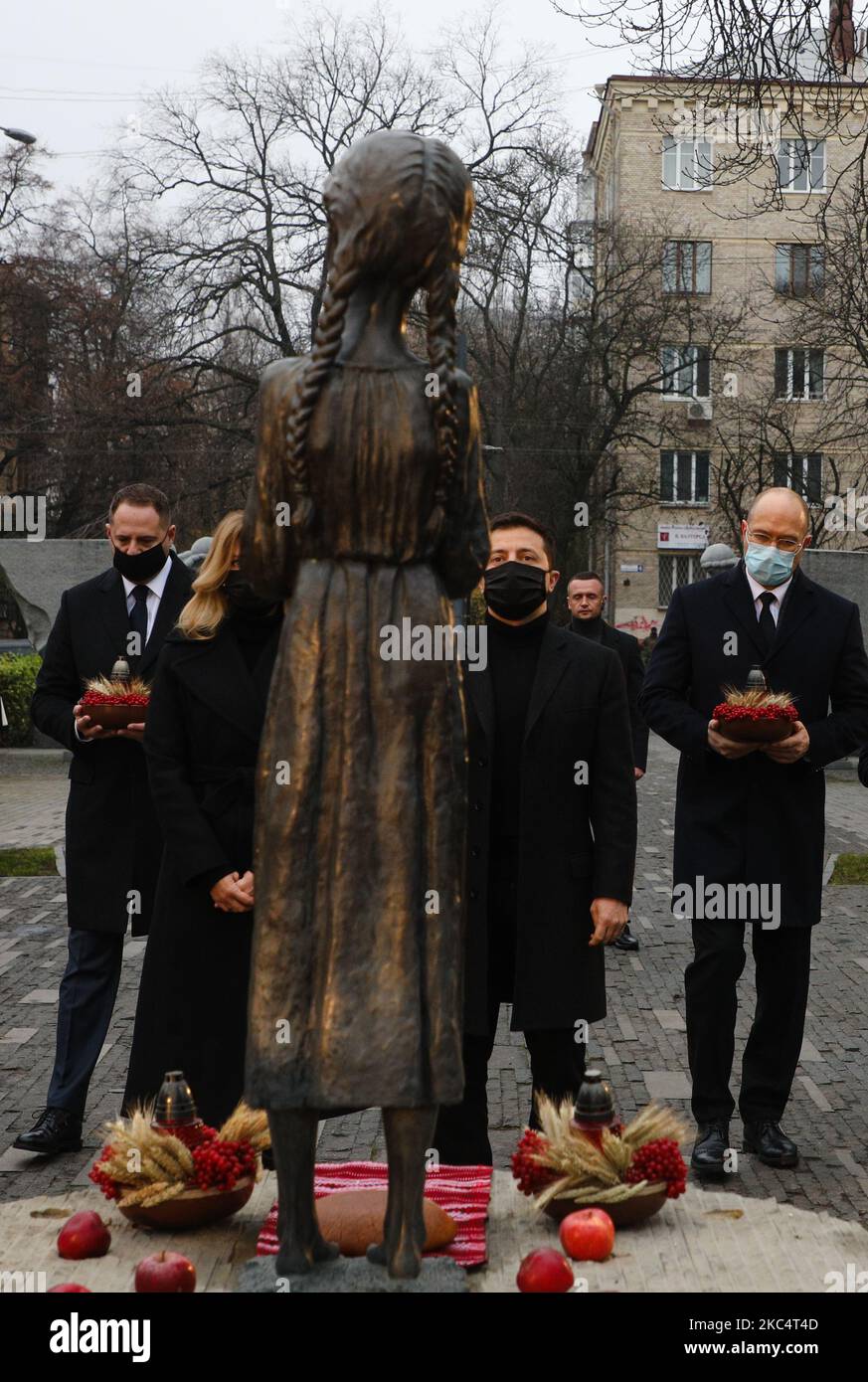 Der Präsident des ukrainischen Volkes Wolodymyr Zelenskiy (2. R) und der ukrainische Premierminister Denys Shmyhal (R) zündeten während der Trauerveranstaltung in Kiew, Ukraine, am 28. November 2020 Kerzen an und legten Blumensträuße von den Ohren und dem arrowwood zum Denkmal der großen Hungeropfer. Die Ukraine ehrt das Gedenken an die Opfer der Hungersnot und der Großen Hungersnot (Holodomor) von 1932 bis 1933, als 4,5 Millionen Ukrainer, darunter 600.000 ungeborene Kinder, vom sowjetischen Regime unter Joseph Stalin verhungert wurden. (Foto von Sergii Chartschenko/NurPhoto) Stockfoto