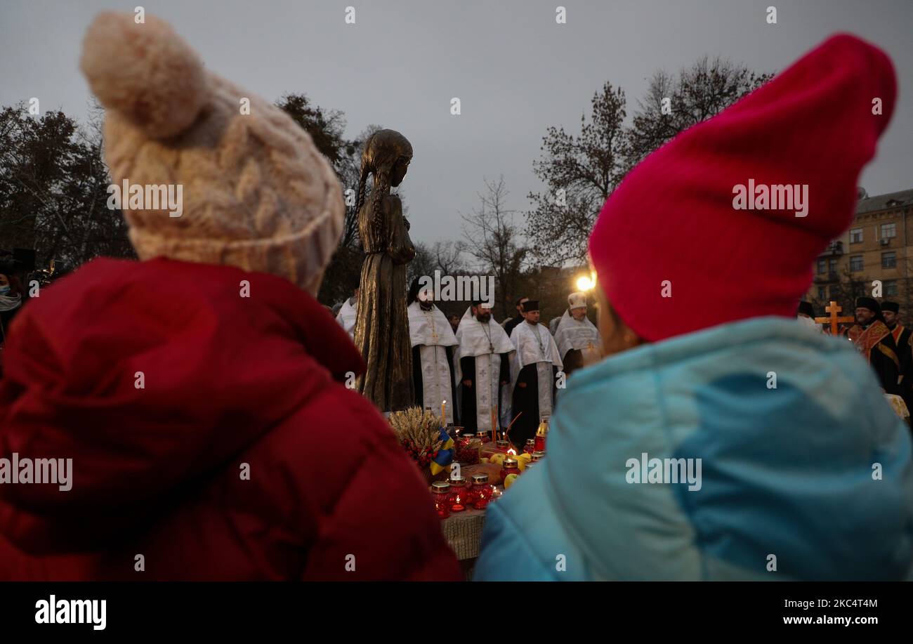 Die Menschen zündeten Kerzen an und legten Blumensträuße aus den Ohren und dem arrowwood zum Gedenken an die Opfer der großen Hungersnot während der Trauerkundgebung in Kiew, Ukraine, am 28. November 2020.die Ukraine ehrt das Gedenken an die Opfer der Hungersnöte und der Großen Hungersnot (Holodomor) von 1932 bis 1933, als 4,5 Millionen Ukrainer, Darunter 600.000 ungeborene Kinder, wurden vom sowjetischen Regime unter Joseph Stalin verhungert. (Foto von Sergii Chartschenko/NurPhoto) Stockfoto