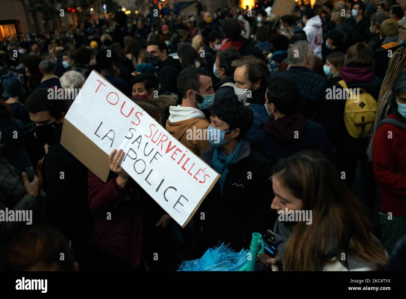 Ein Plakat mit der Aufschrift „alles überwacht außer der Polizei“. Mehr als 5000 Demonstranten demonstrierten 4. Mal für einen Protest gegen das so genannte „Globale Sicherheitsgesetz“, das vom französischen Präsidenten Macron und seiner Mehrheit propagiert wurde. Der Gesetzentwurf zum Globalen Sicherheitsgesetz wird auch jedem verbieten, Polizeimitglieder zu fotografieren oder zu Filmen, wenn er nicht missachtet wird: Übertreter könnten bis zu einem Jahr Gefängnis und einer Geldstrafe von €45,000 verurteilt werden. Das Gesetz plant auch, die Gesichtserkennung in öffentlichen Räumen wie in China zu verallgemeinern, den französischen Menschenrechtsverteidiger, die französische Nationale Menschenrechtskommission (Verwaltungsorgane) und die UN Stockfoto