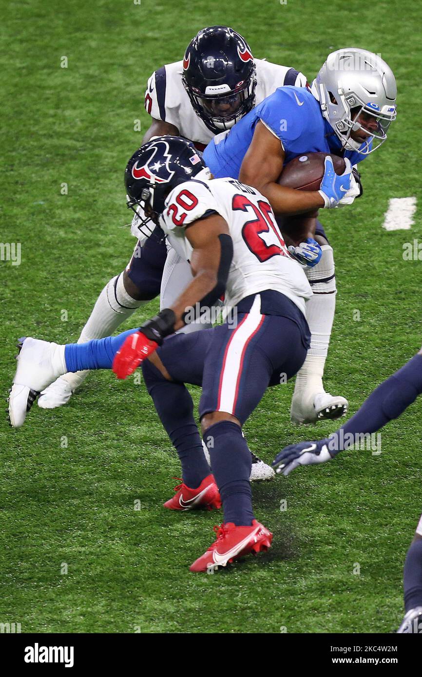 Detroit Lions läuft zurück Jonathan Williams (41) wird von Houston Texans starker Sicherheit Justin Reid (20), Houston Texans Linebacker Tyrell Adams (50) während der zweiten Hälfte eines NFL-Fußballspiels zwischen den Houston Texans und den Detroit Lions in Detroit, Michigan, USA, am Donnerstag, den 26. November 2020, in Angriff genommen. (Foto von Amy Lemus/NurPhoto) Stockfoto