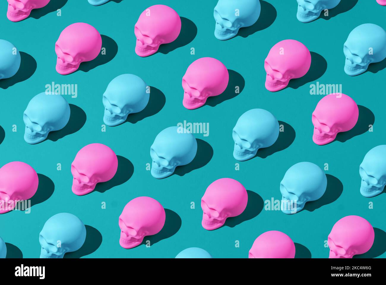 Das farbenfrohe Totenkopf Nahtloses Muster auf dem türkisfarbenen Hintergrund, das Halloween Konzept Stockfoto