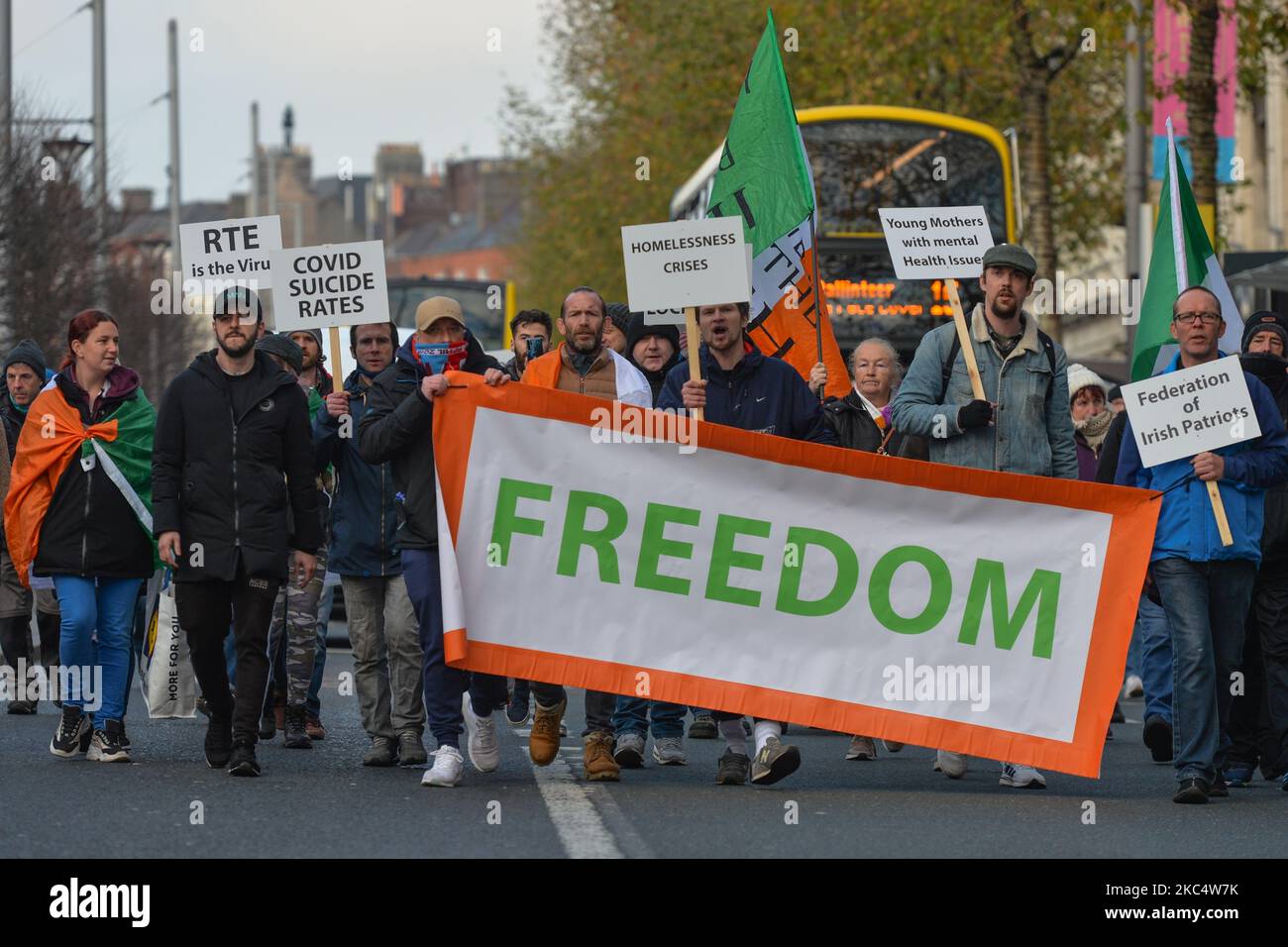 Freedom Health Ireland Demonstranten tragen während eines Anti-Lockdown-Protests auf der O'Connell Street ein „Freedom“-Banner, während sie sich der Anti-Impfungs- und Anti-Lockdown-Kundgebung der irischen Freedom Party am 39. Tag der landesweiten Stufe-5-Sperre anschließen. Am Samstag, den 28. November 2020, in Dublin, Irland. (Foto von Artur Widak/NurPhoto) Stockfoto